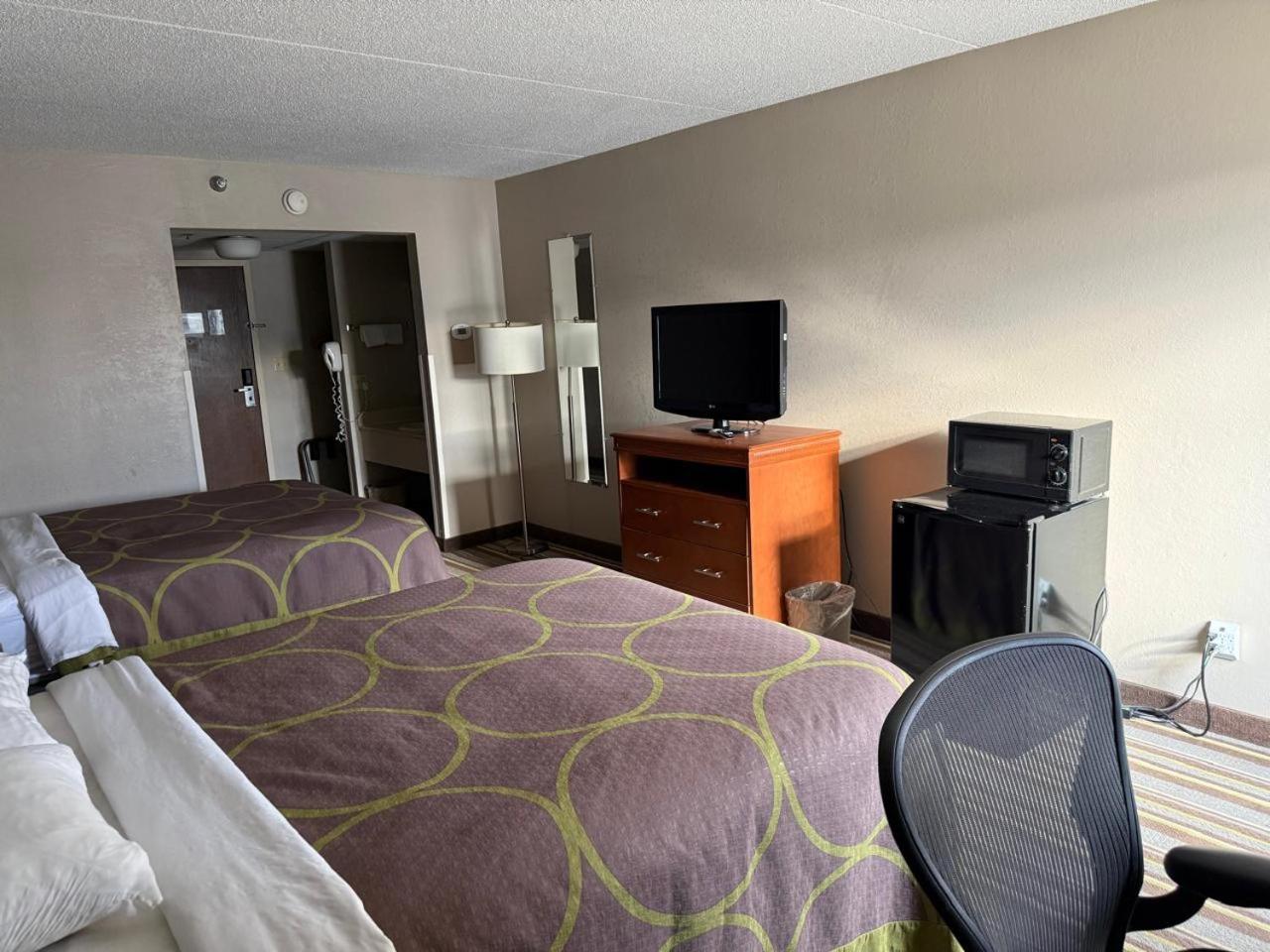 Queen Room with Two Queen Beds - Non-Smoking - Photo 5