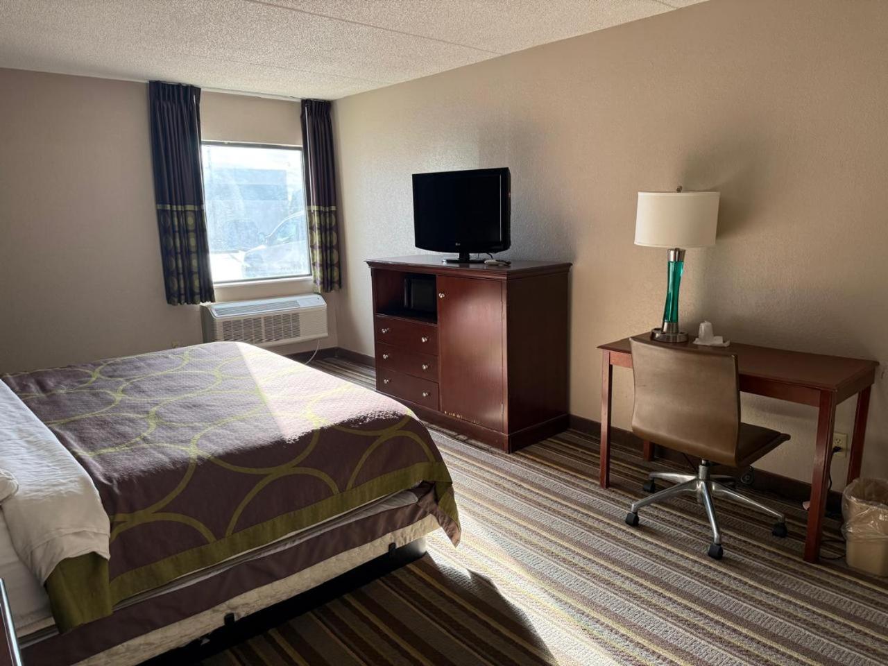 King Room - Non-Smoking - Photo 3