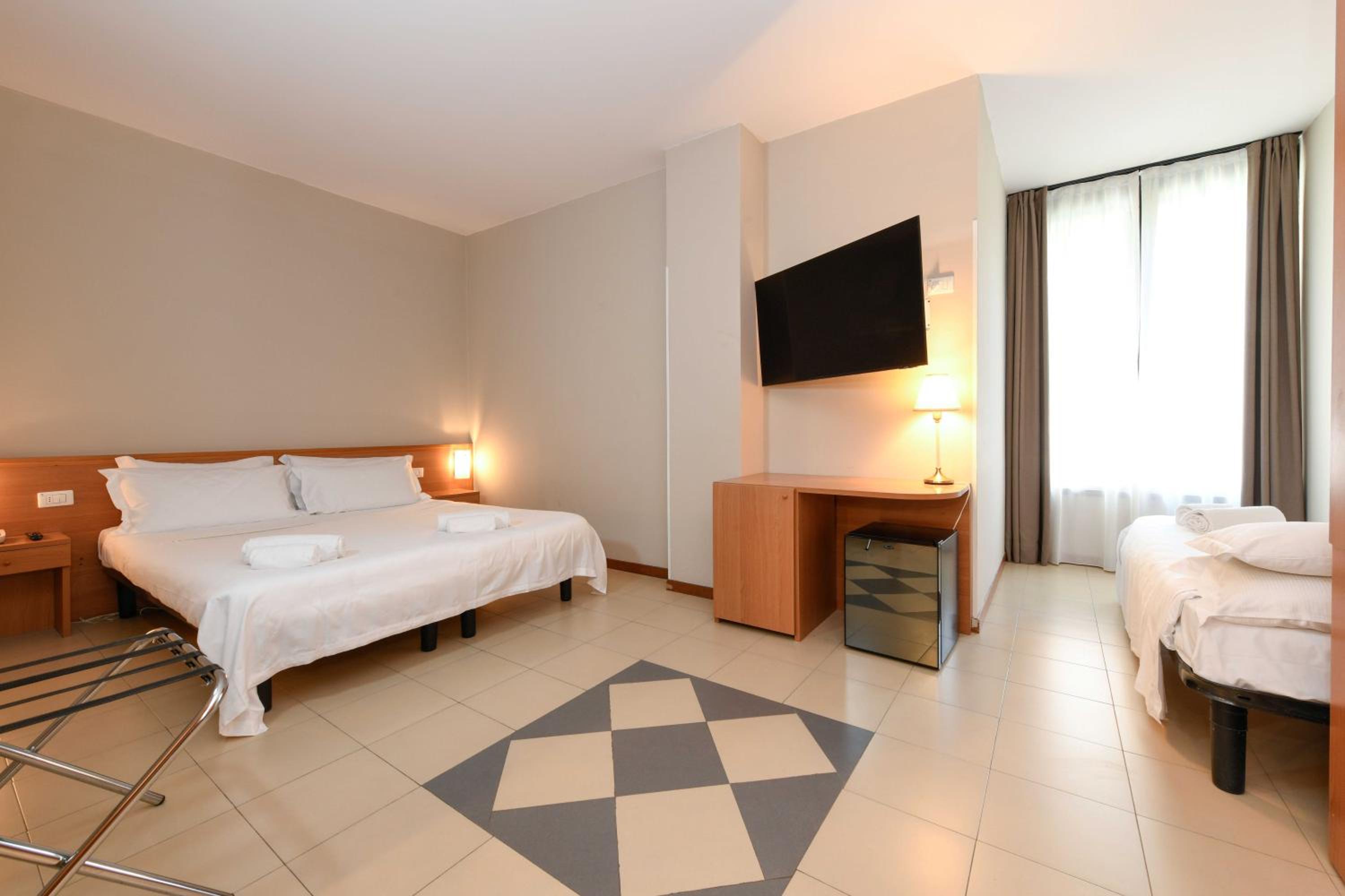 Classic Queen Room with Single Bed - Photo 2