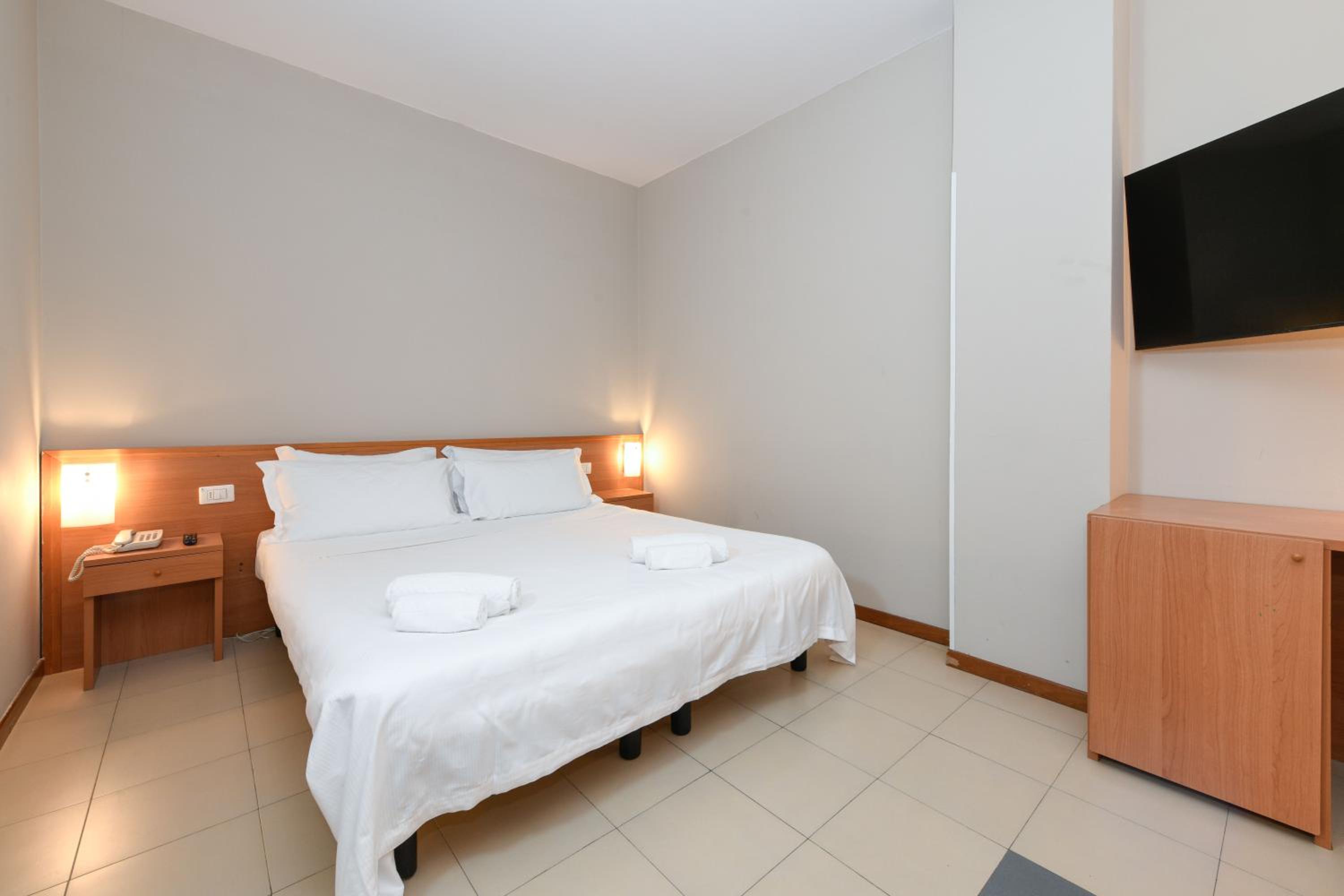 Classic Family Room with One Queen Bed and One Single Bed - Non-Smoking