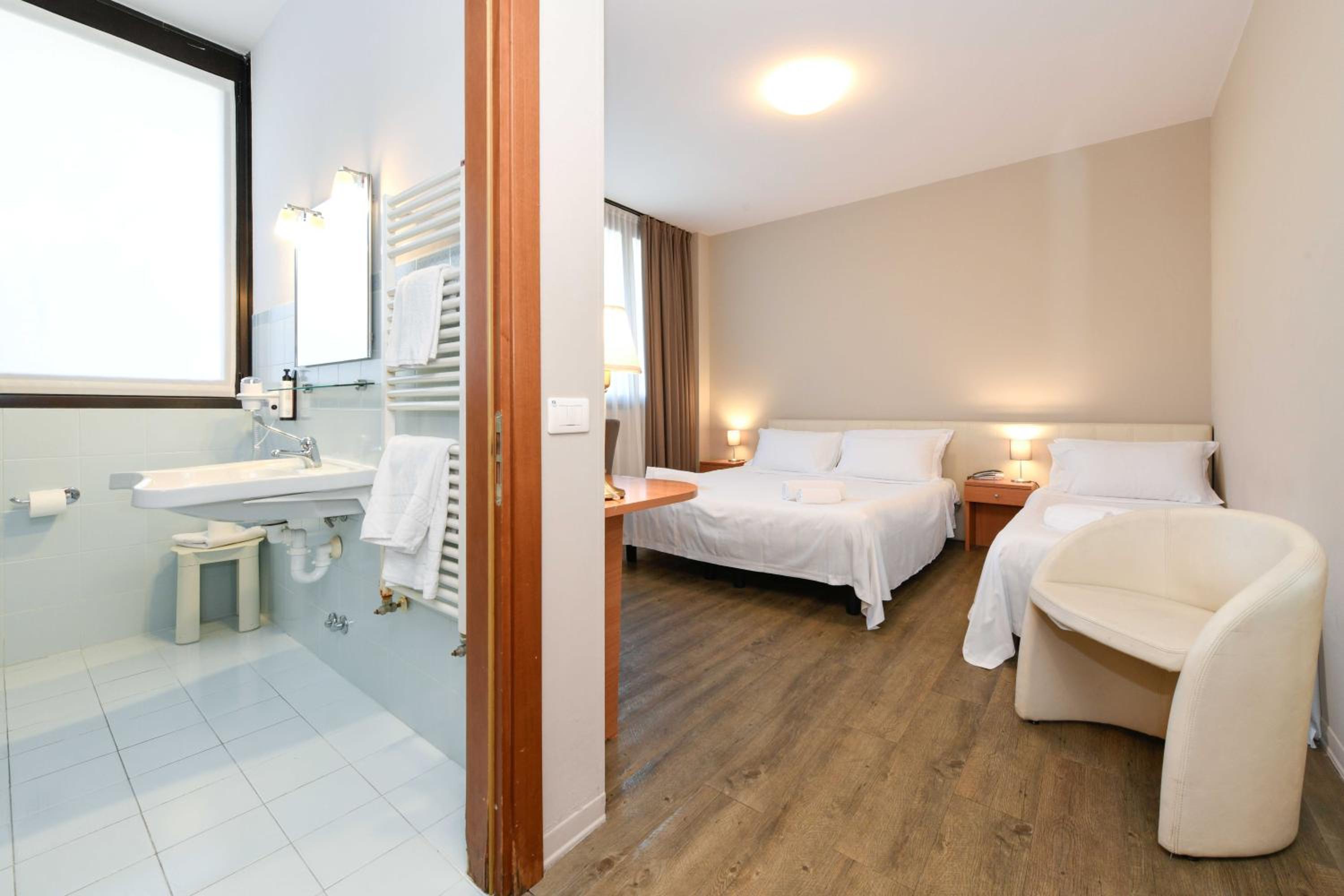 Classic Queen Room with Single Bed - Photo 3