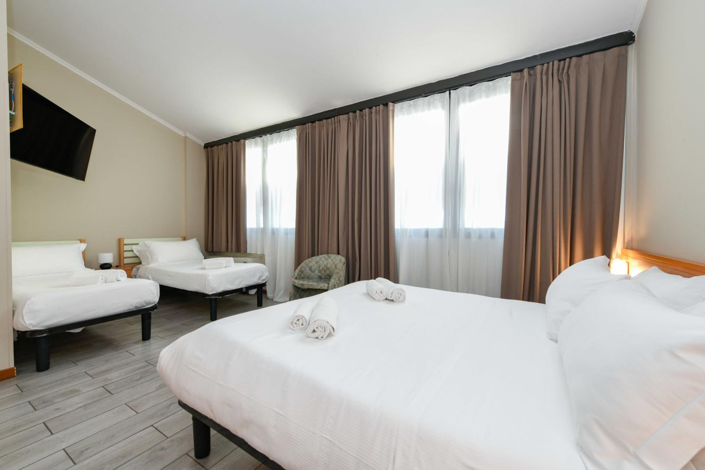 Classic Family Room with One Queen Bed and Two Single Beds - Non-Smoking photo 2