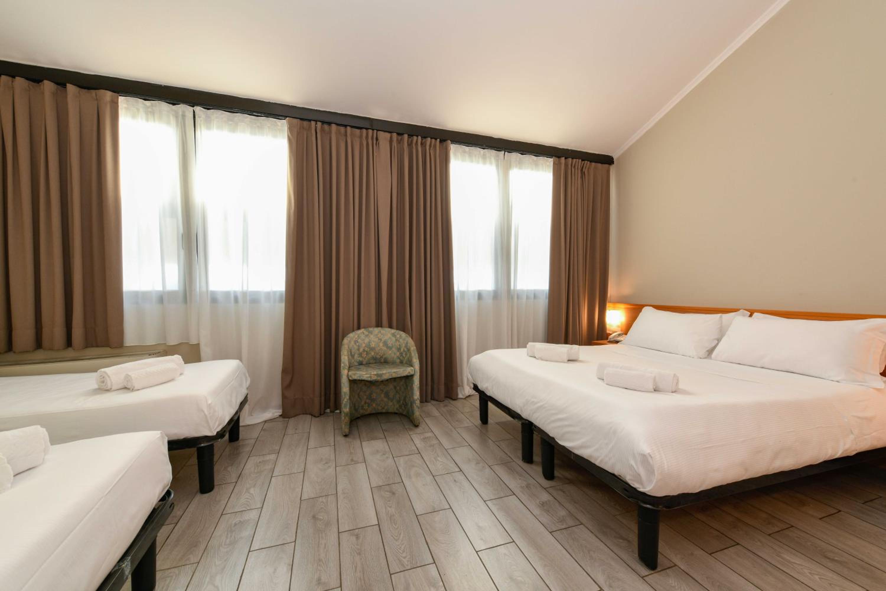 Classic Family Room with One Queen Bed and Two Single Beds - Non-Smoking photo 3