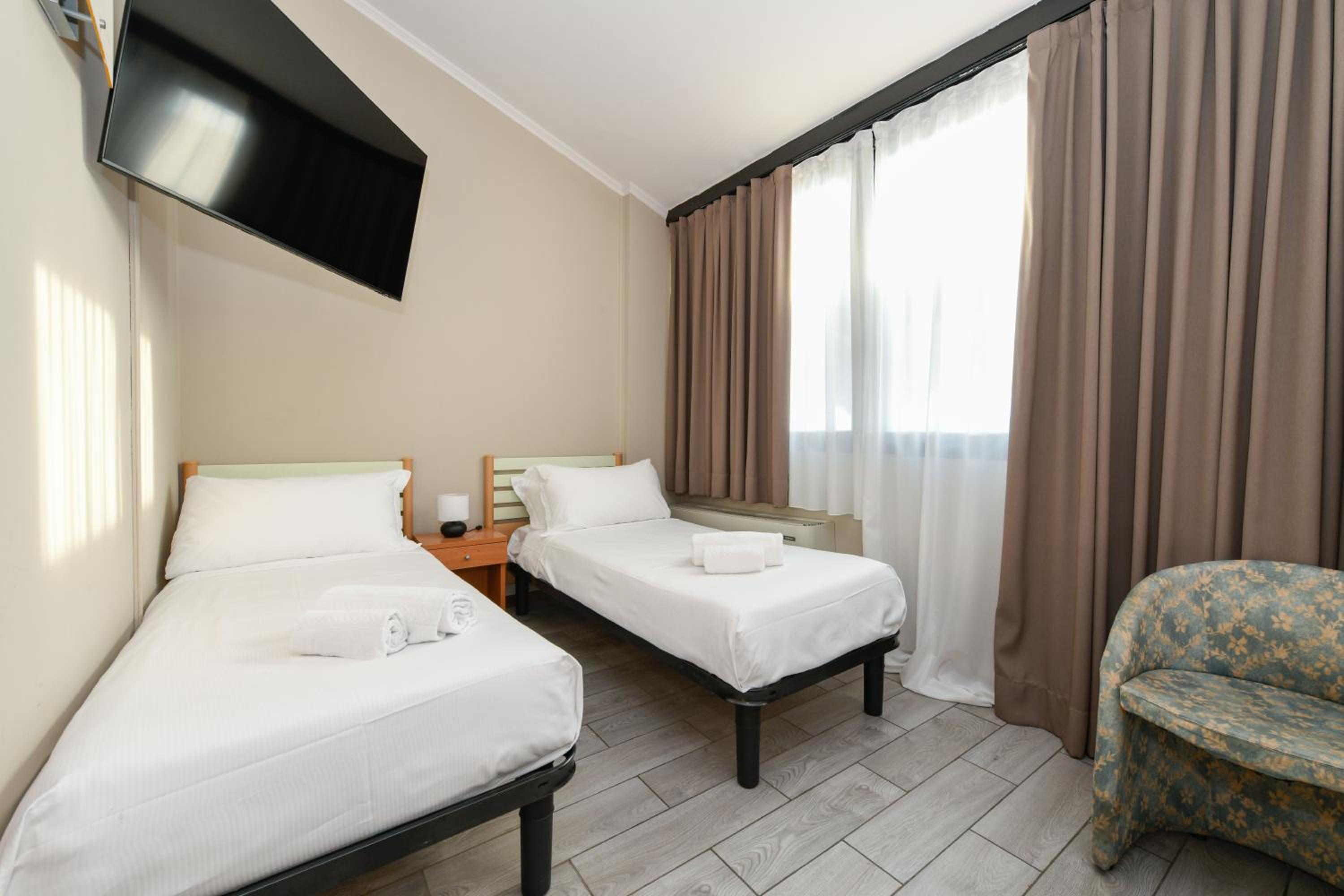 Classic Family Room with One Queen Bed and Two Single Beds - Non-Smoking