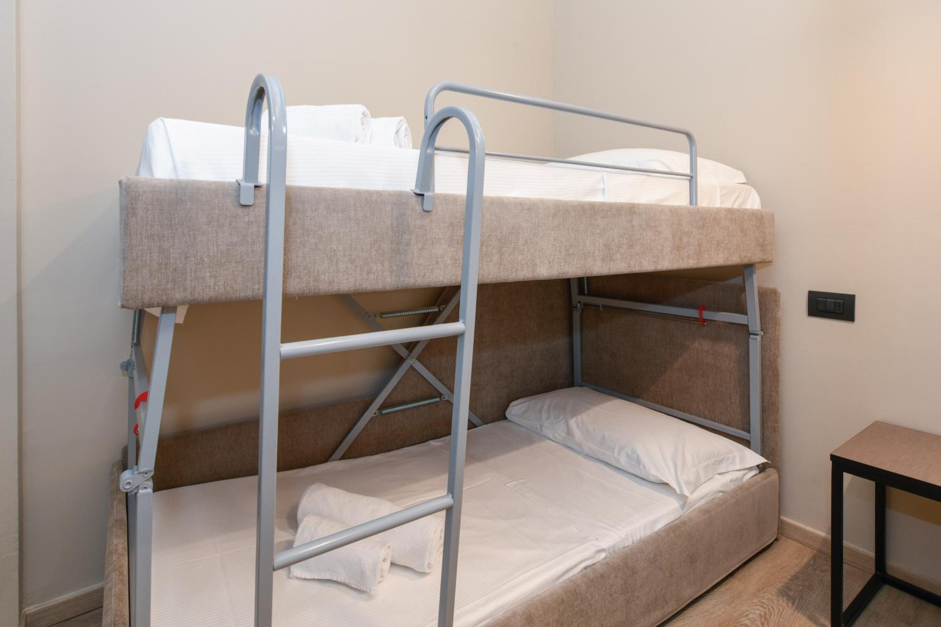 Executive Family Room with One Queen Bed, One Single Bed and One Sofa Bunk Bed - Non-Smoking photo 2