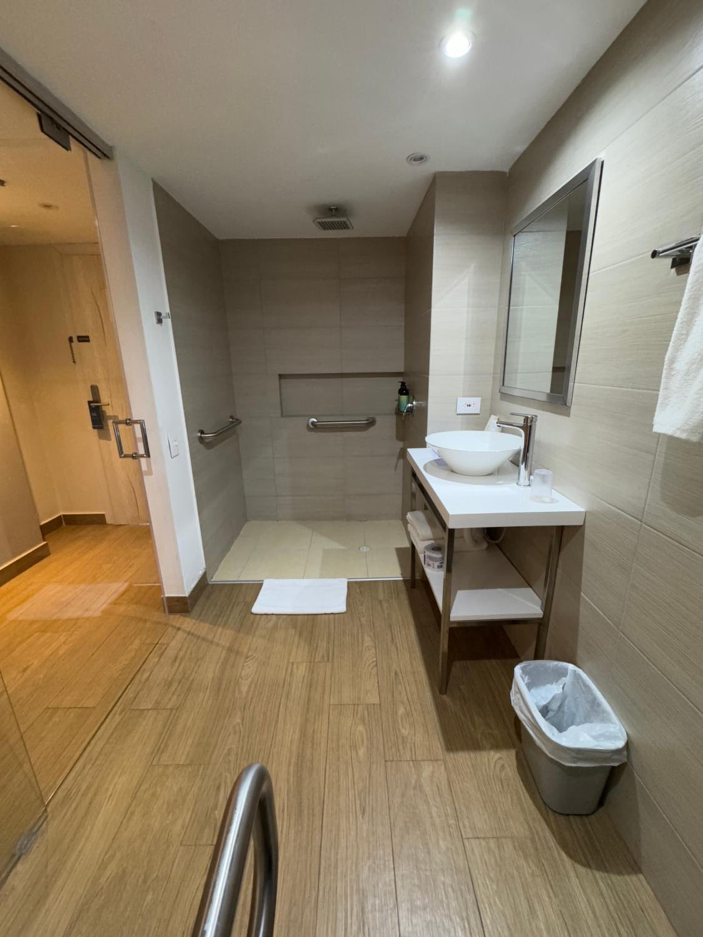 Double Room with Two Double Beds - Mobility Access/Non-Smoking - Photo 6