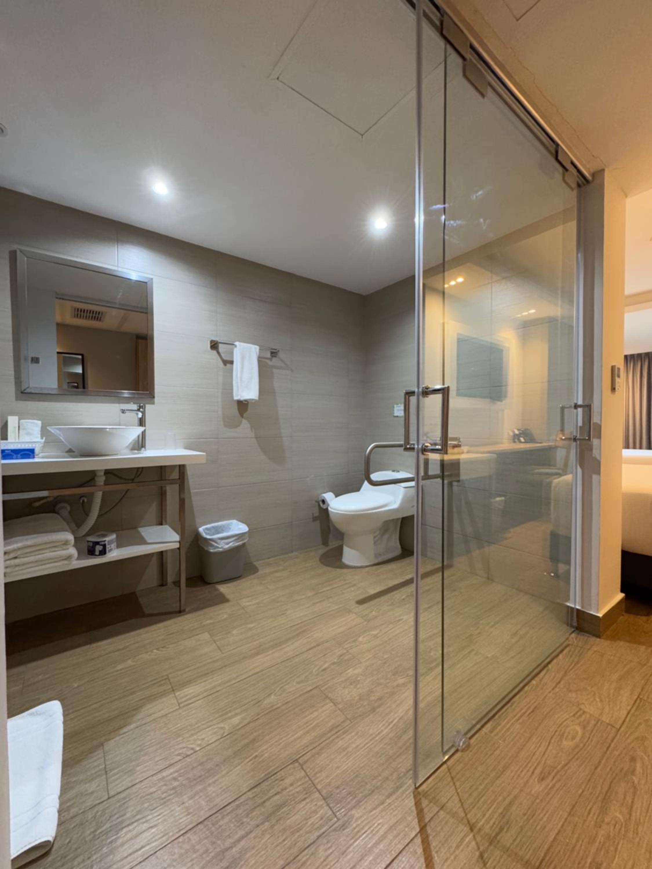 Double Room with Two Double Beds - Mobility Access/Non-Smoking - Photo 7