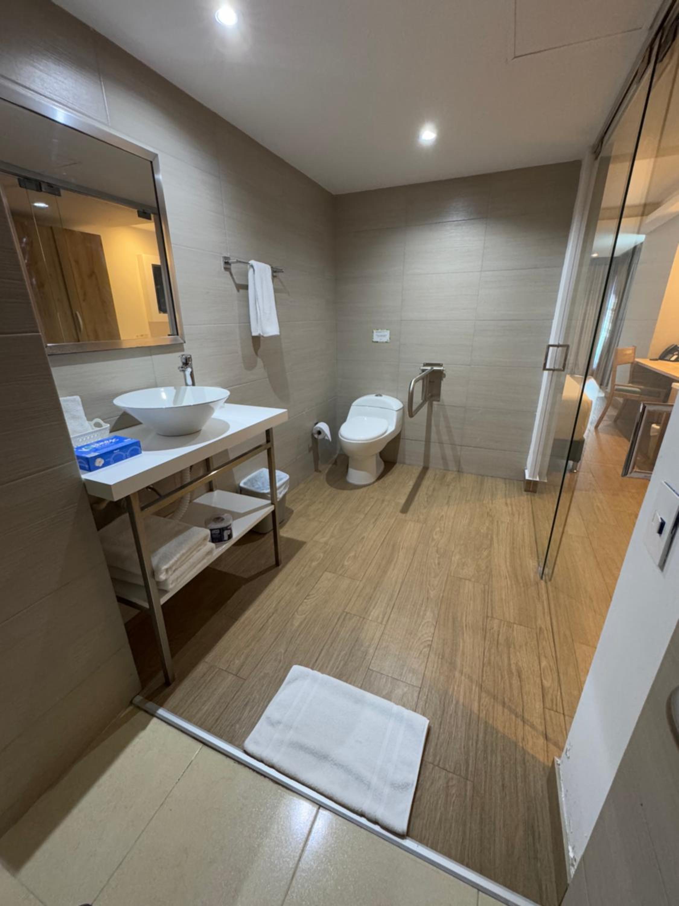 Double Room with Two Double Beds - Mobility Access/Non-Smoking - Photo 10