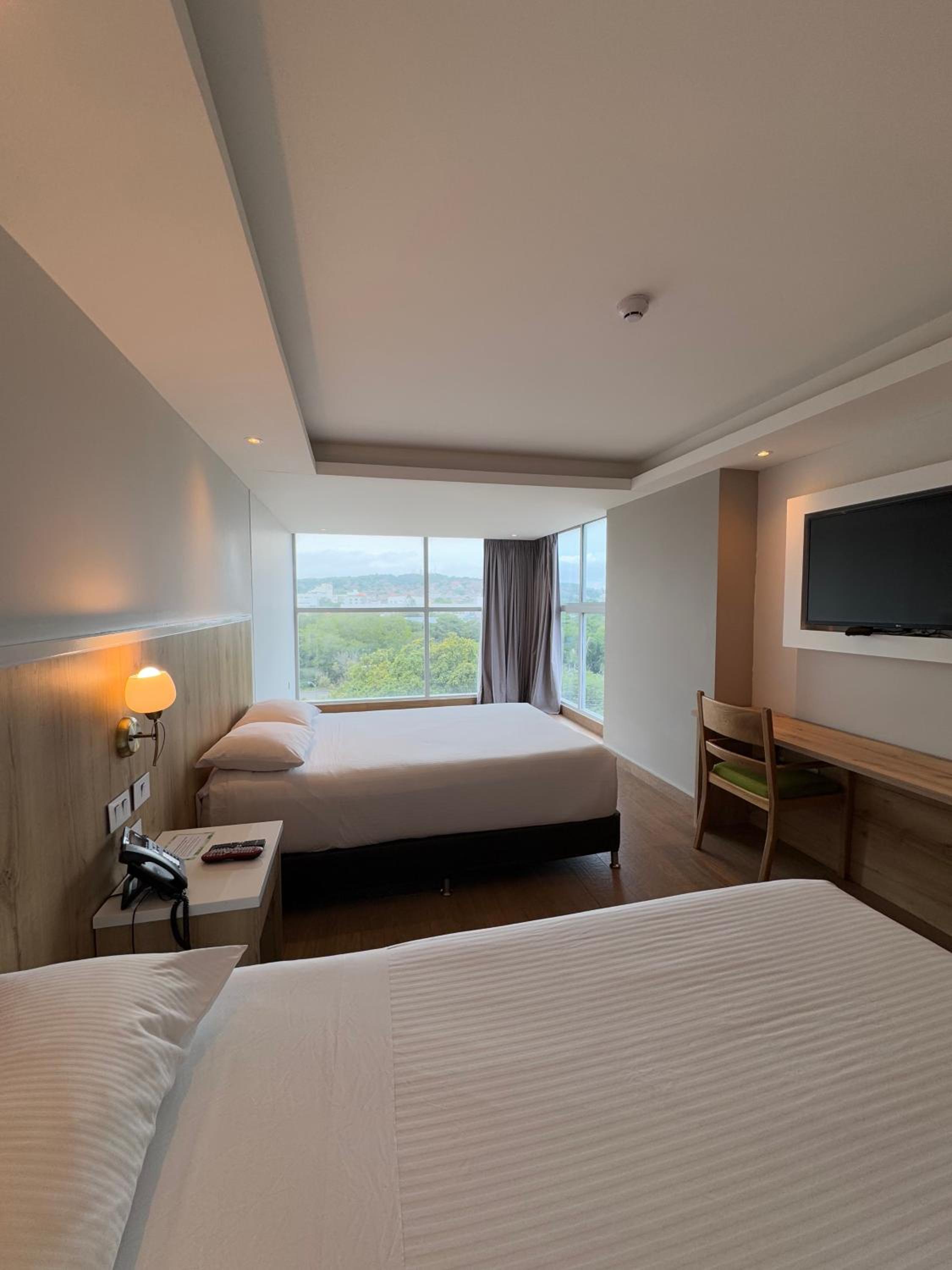 Double Room with Two Double Beds - Mobility Access/Non-Smoking - Photo 2