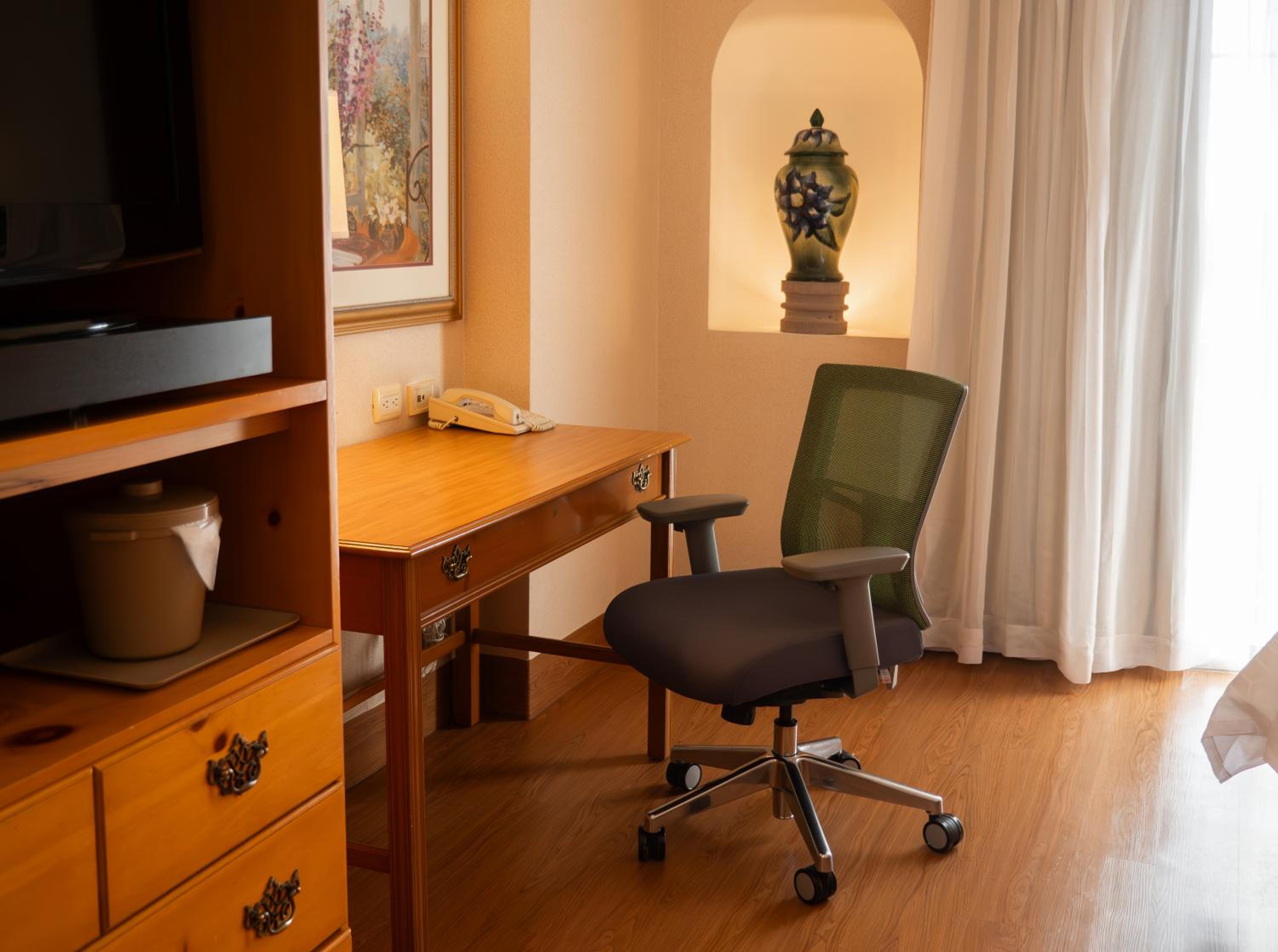 Standard King Room - Photo 3
