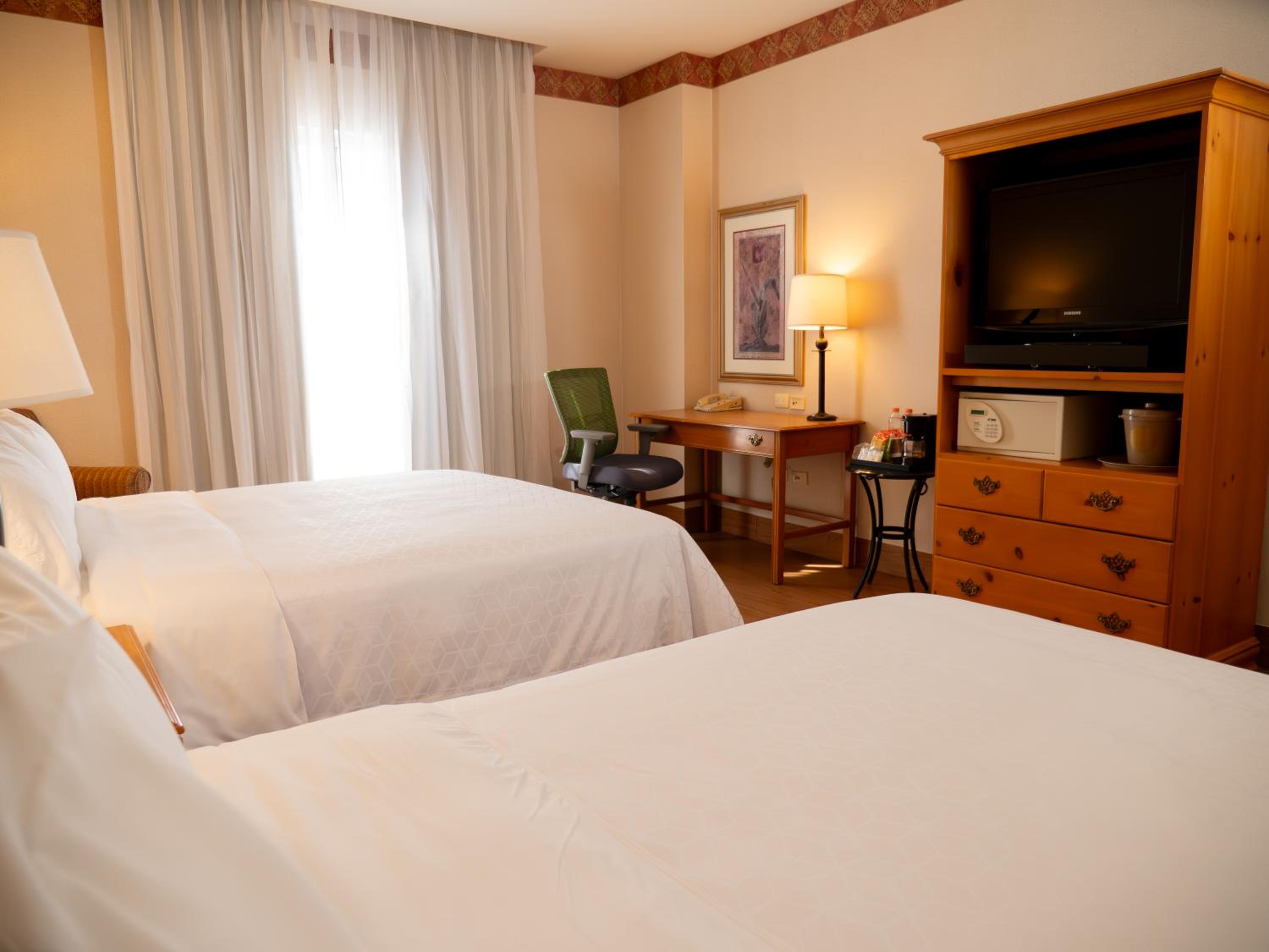 Standard Room with Two Queen Beds - Photo 4
