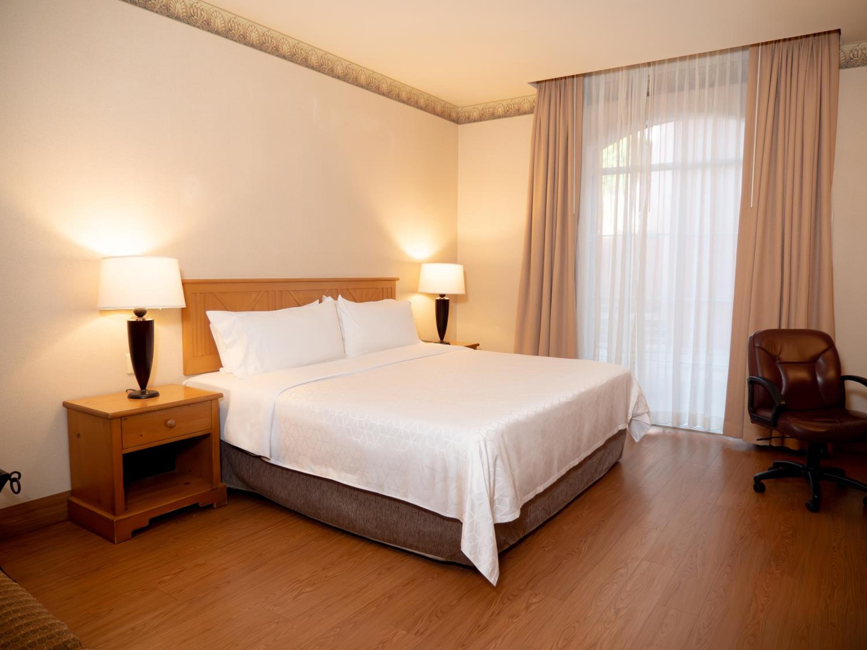 Standard King Room - Photo 6