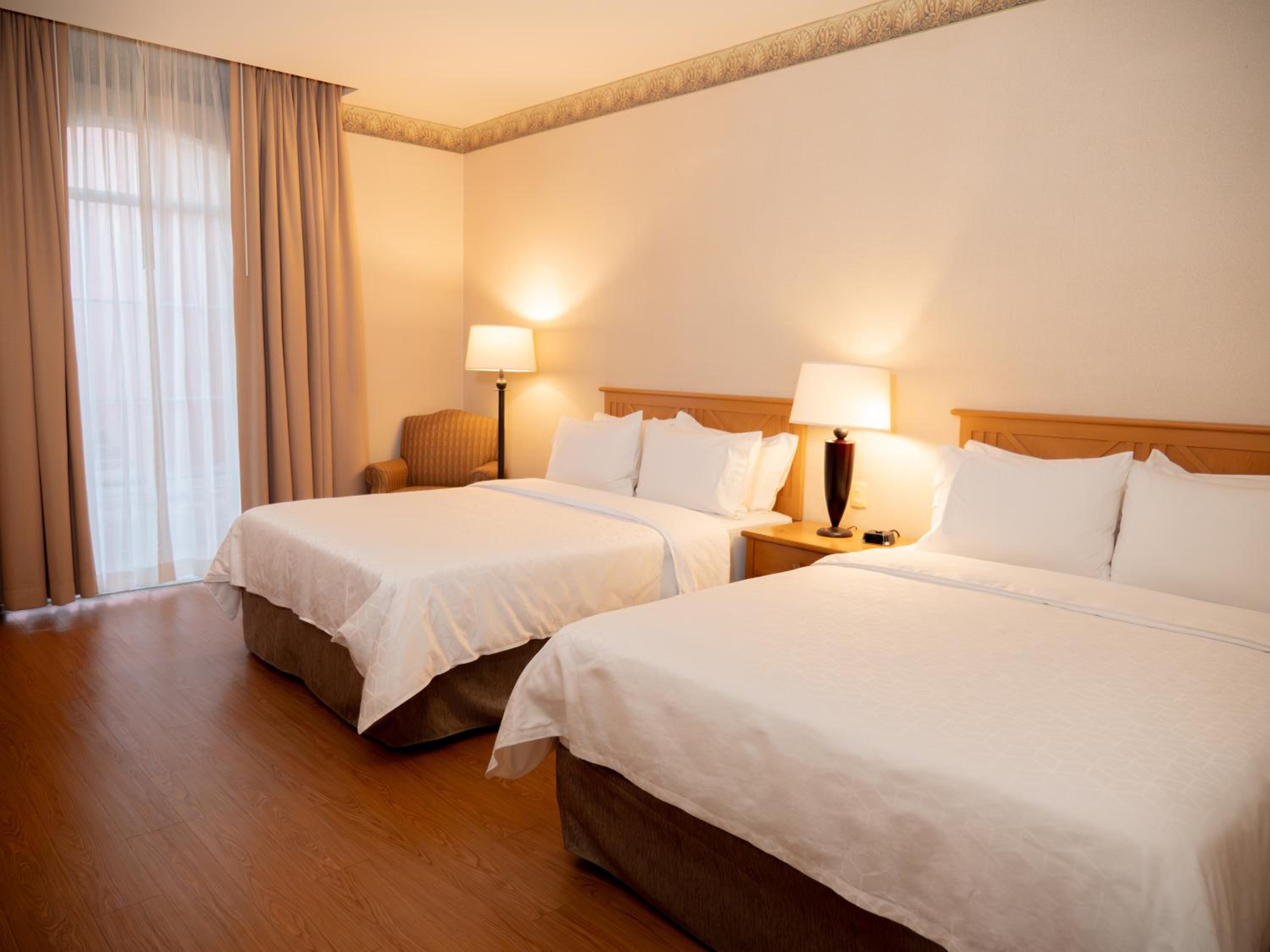 Standard Room with Two Queen Beds - Photo 4
