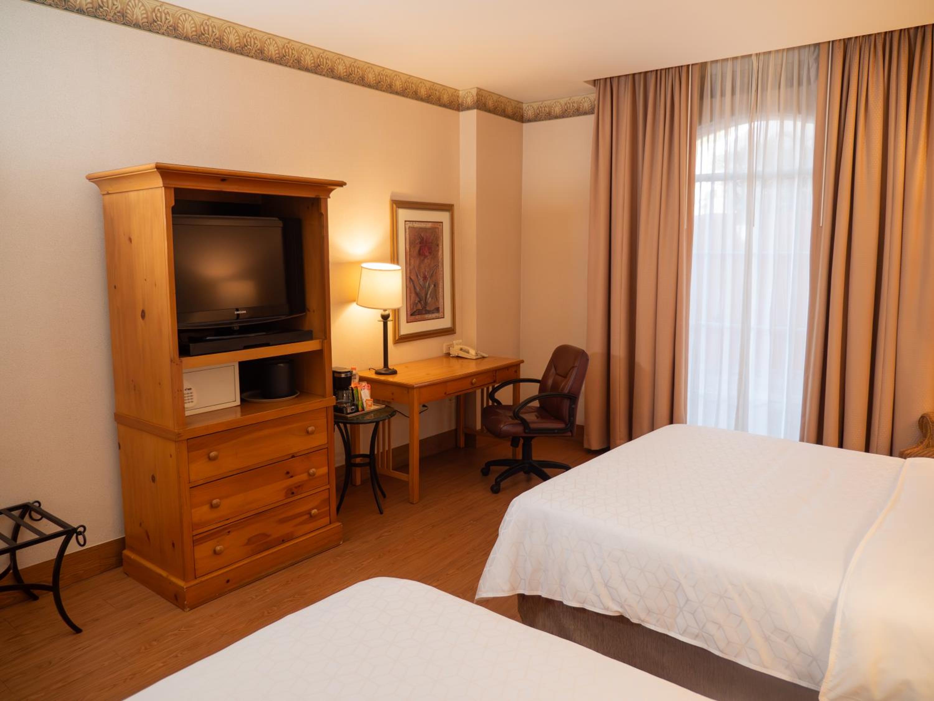 Standard Room with Two Queen Beds - Photo 2