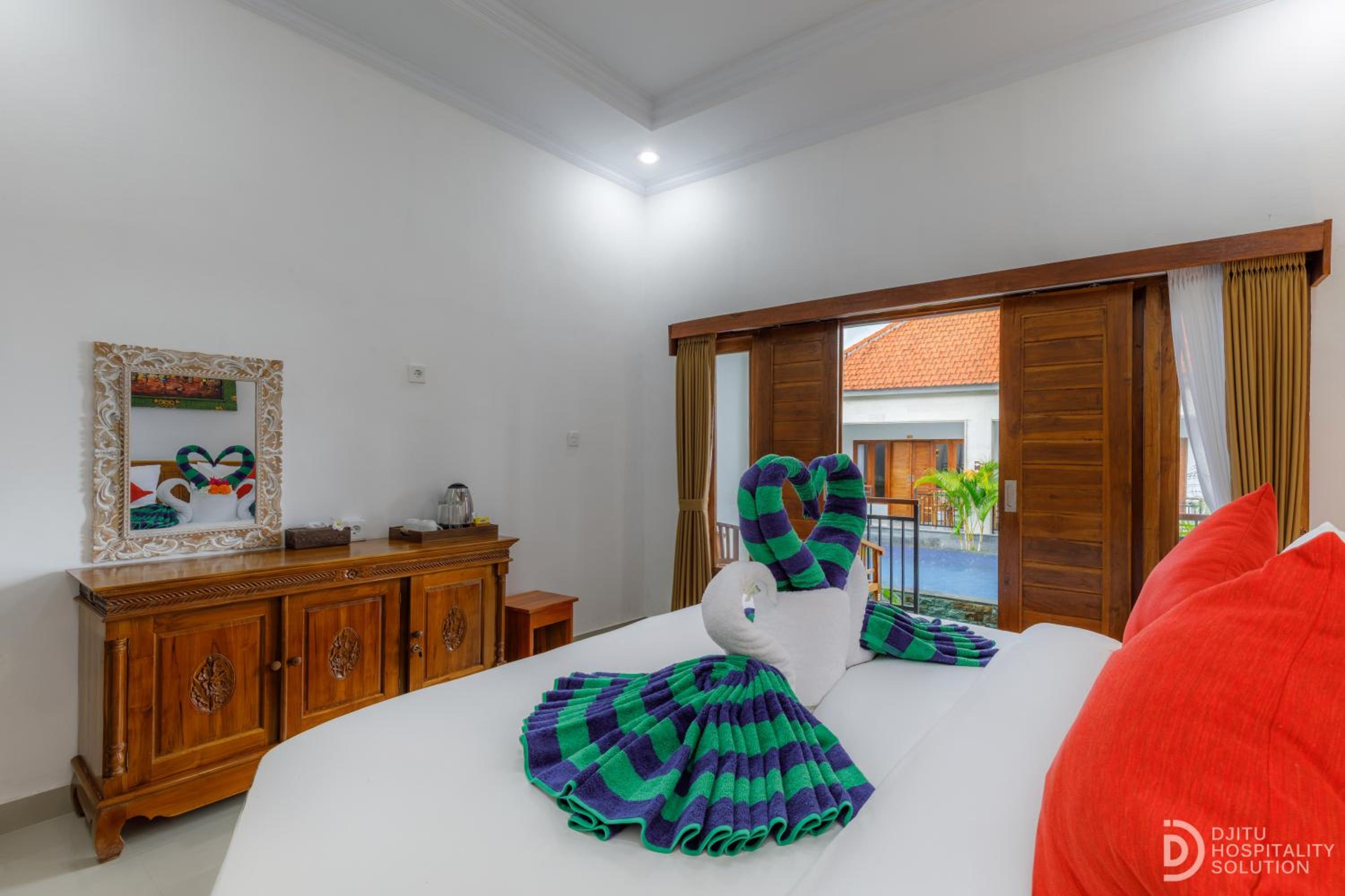 Double Room with Pool View photo 2