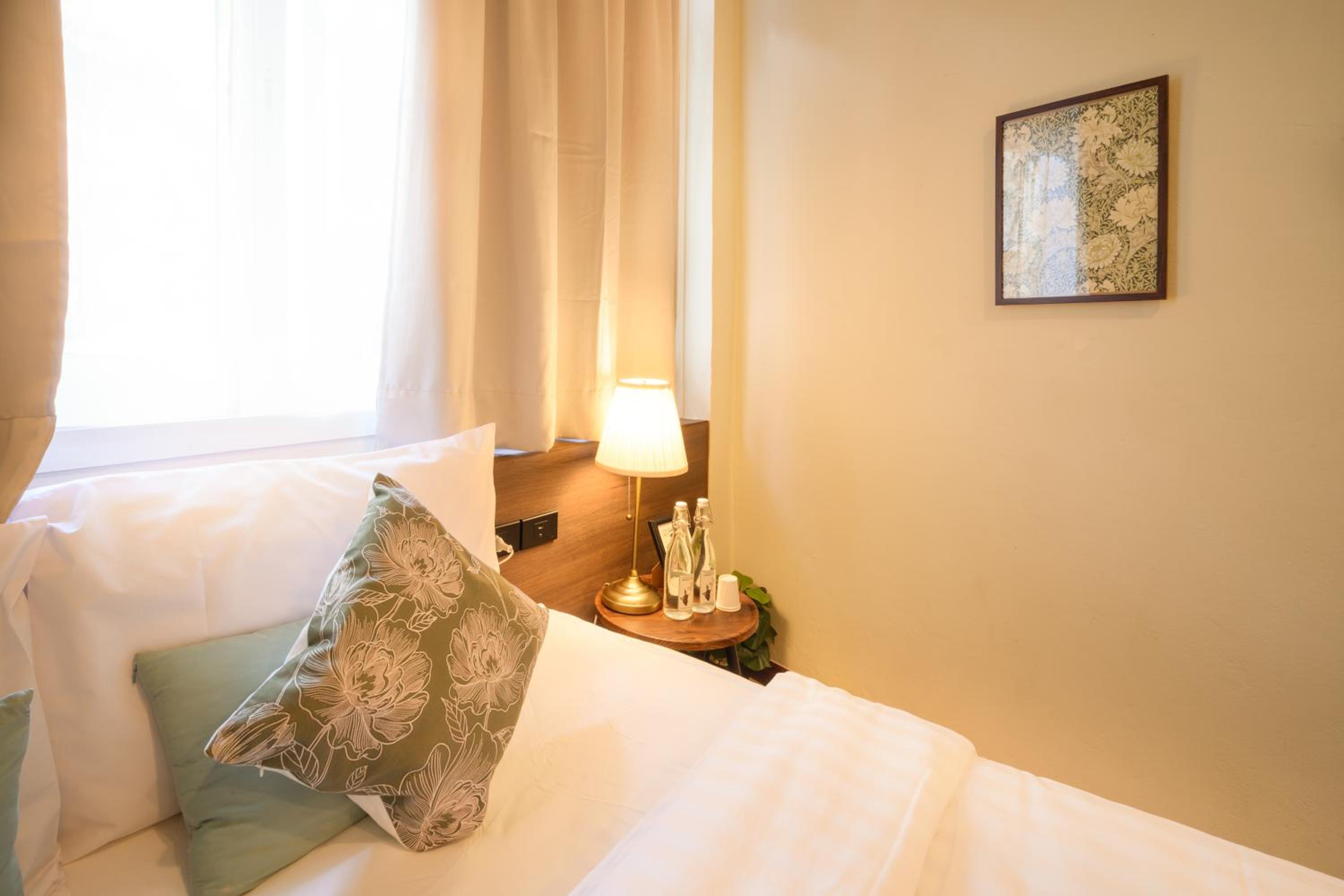 Queen Room with Shared Bathroom photo 1
