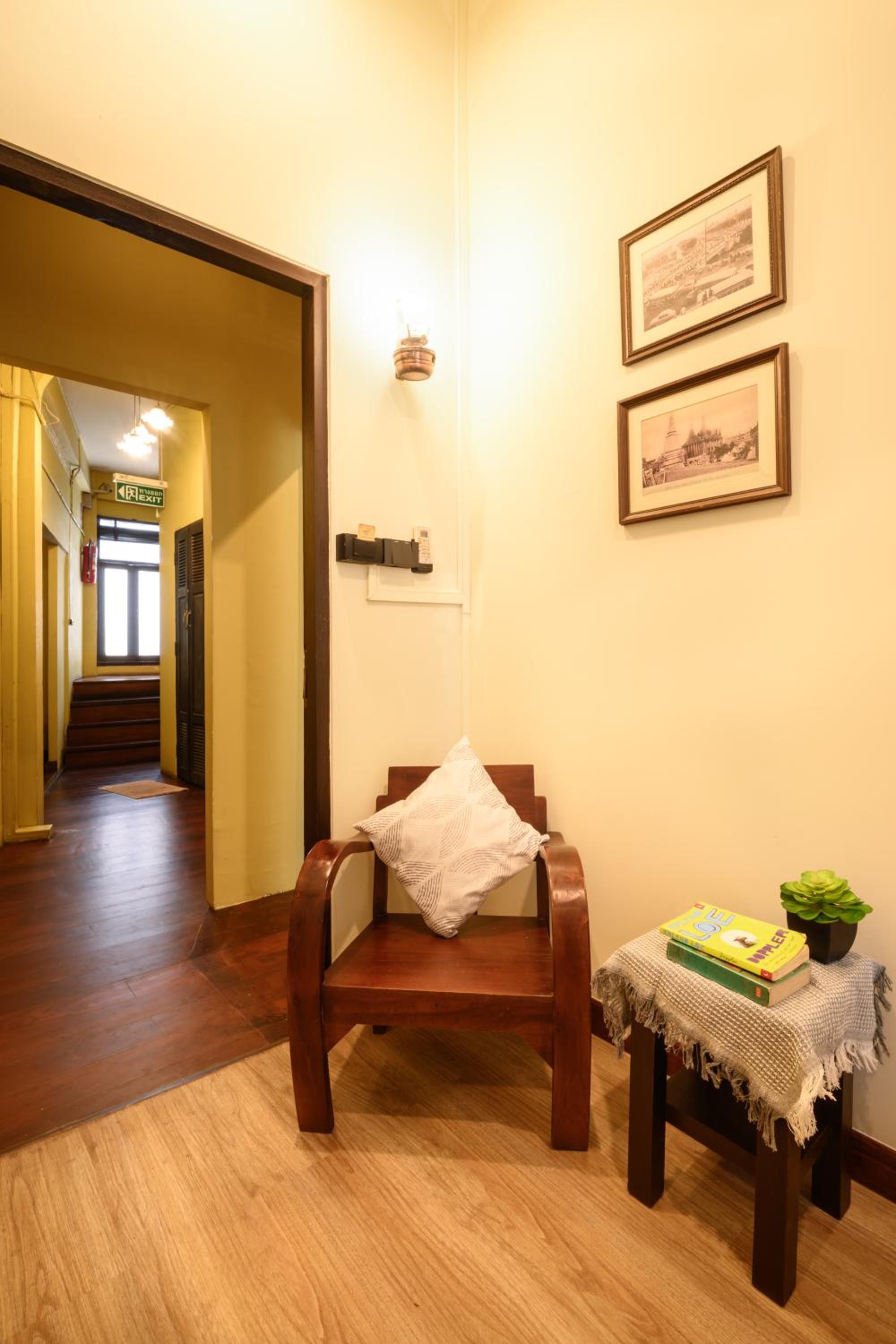 Queen Room with Shared Bathroom photo 2
