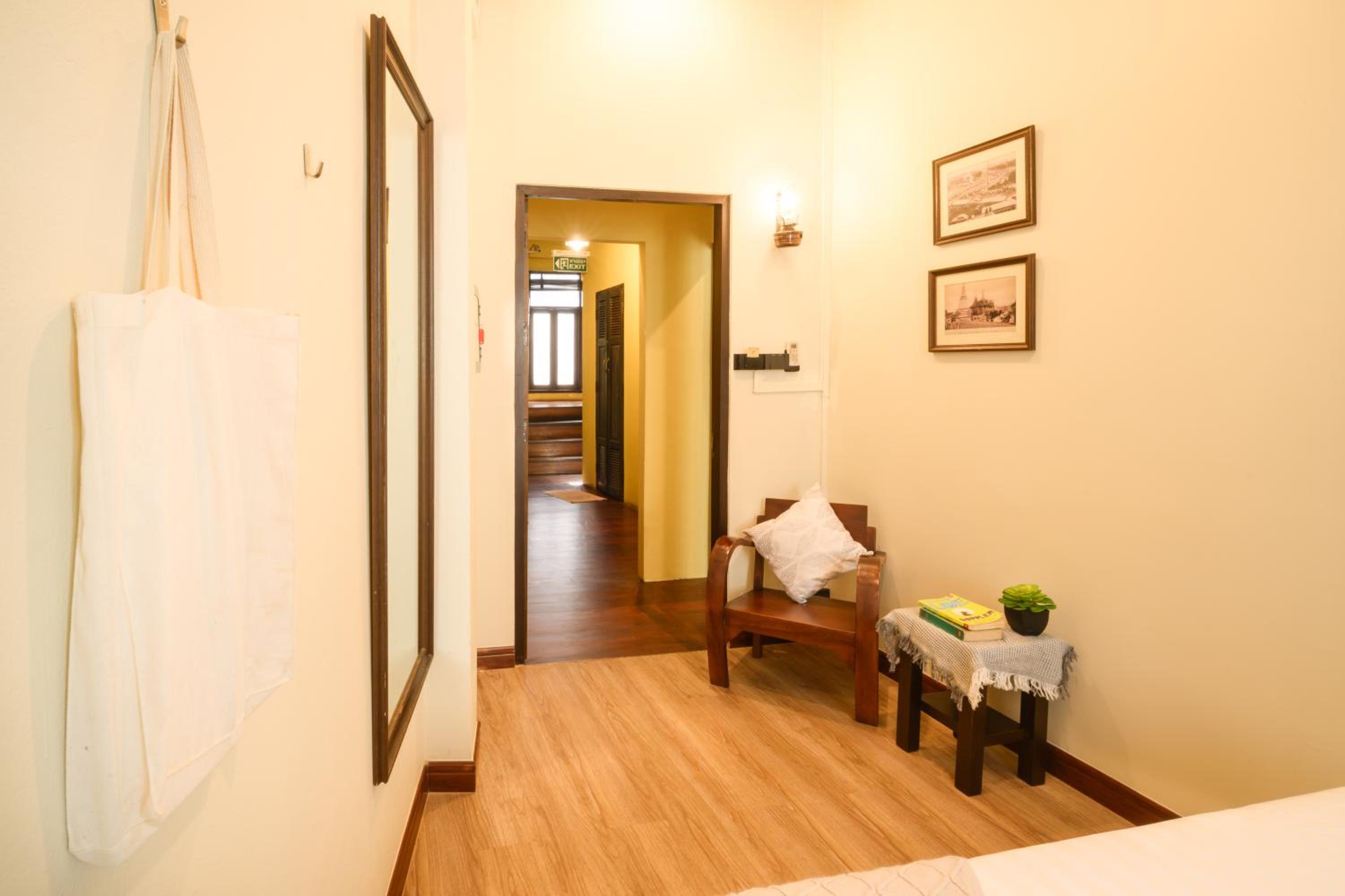Queen Room with Shared Bathroom photo 3