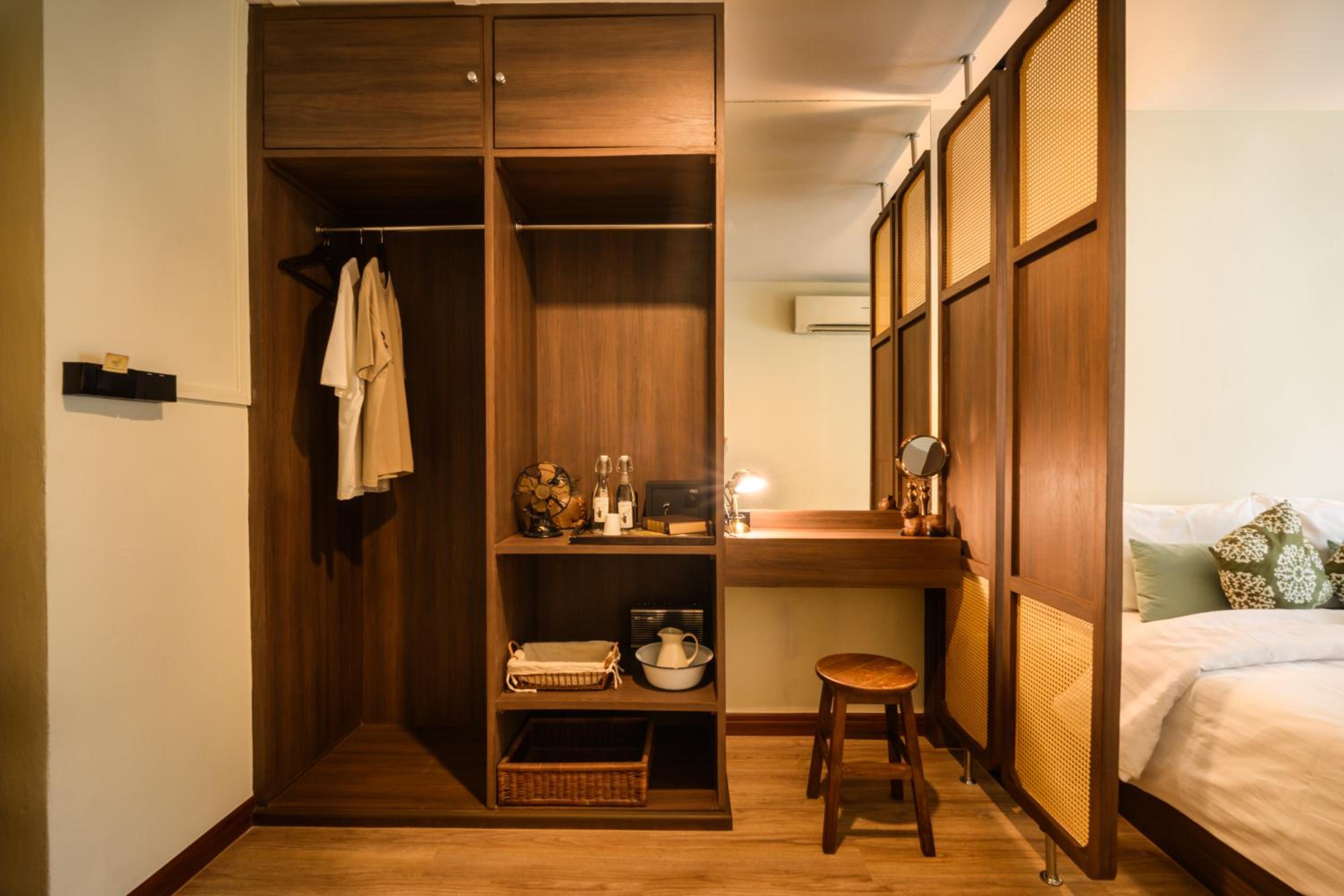 Queen Room with Shared Bathroom photo 1