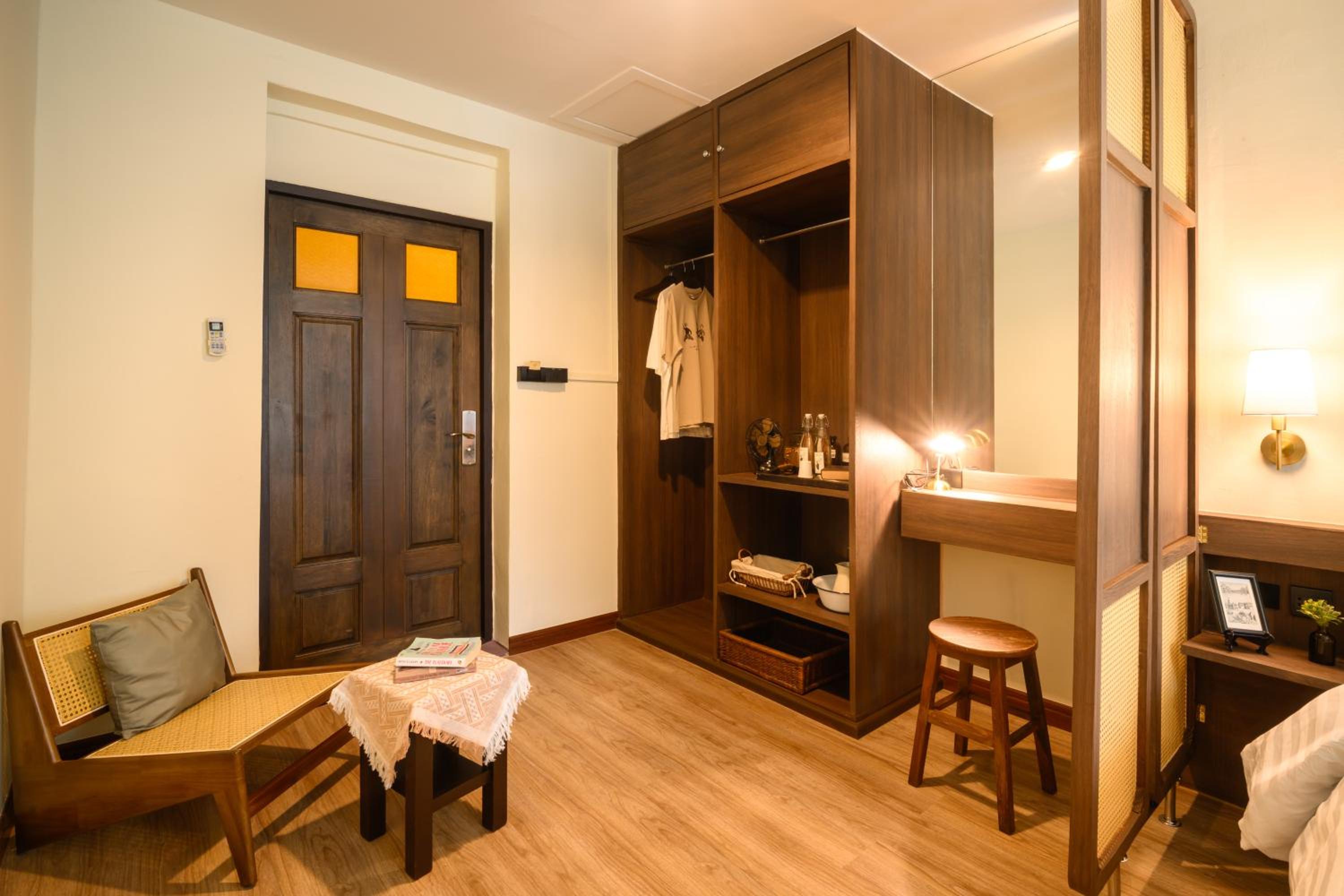 Queen Room with Shared Bathroom photo 2