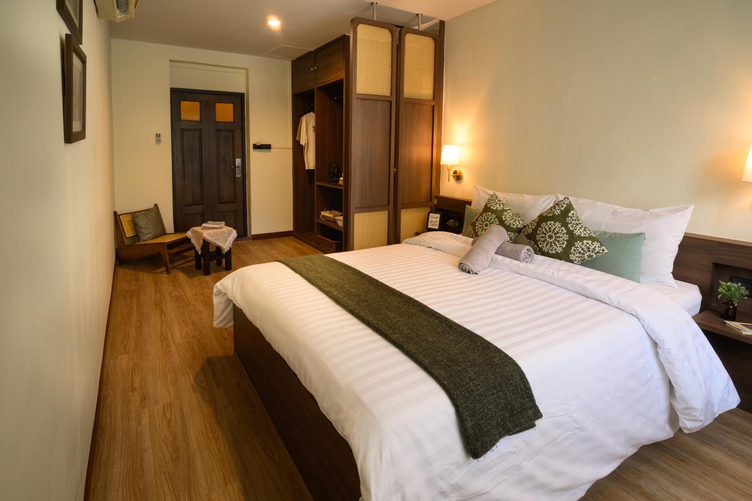 Queen Room with Shared Bathroom photo 3