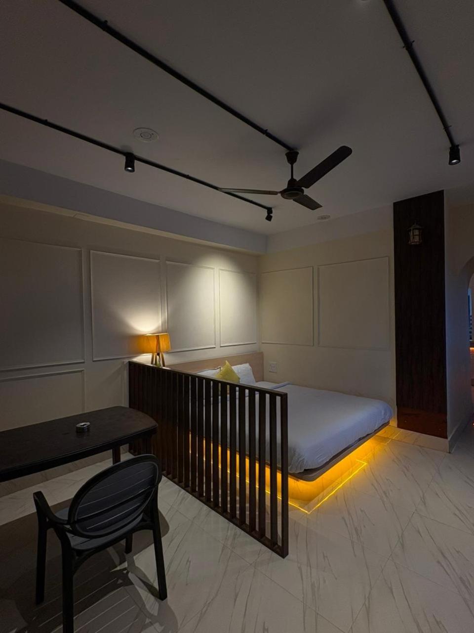 Deluxe One-Bedroom Apartment with City View photo 2