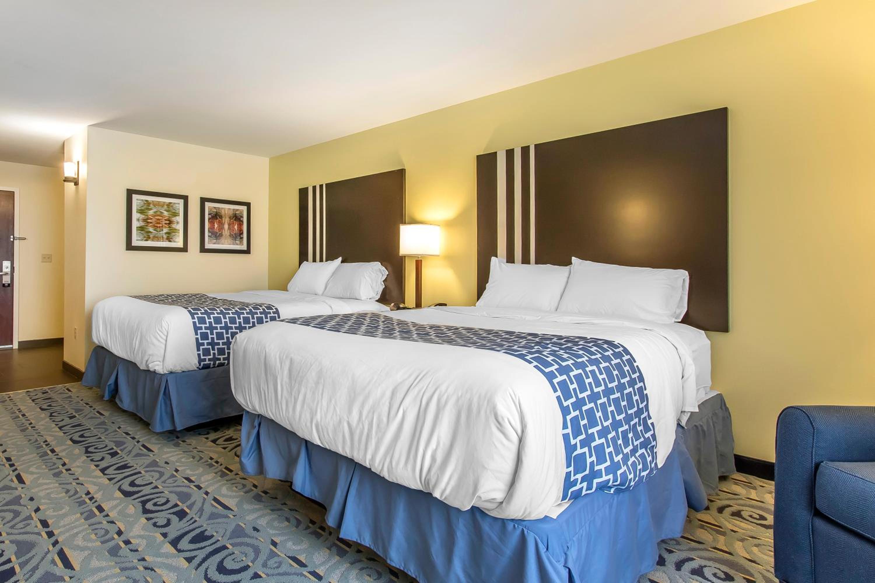 Queen Room with Two Queen Beds - Non-Smoking photo 2
