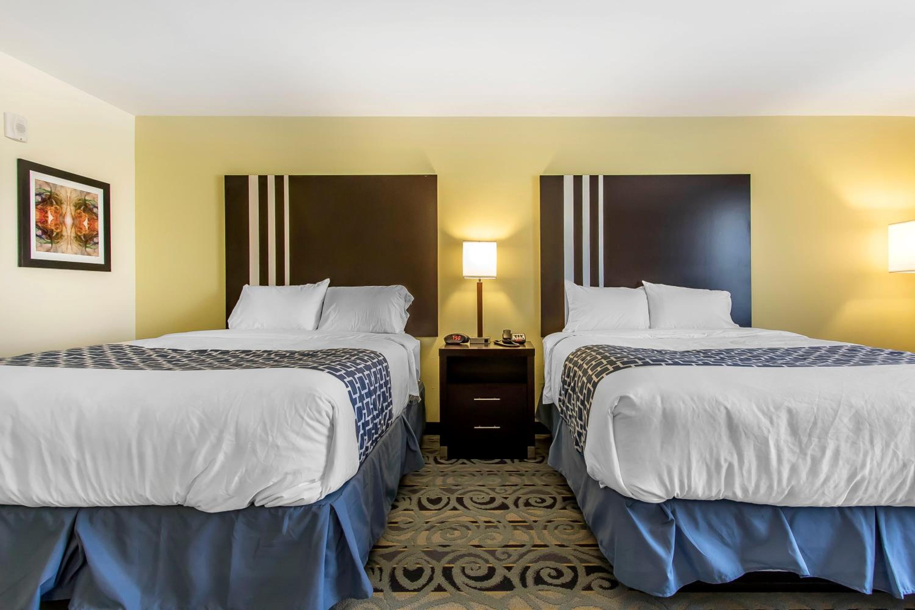 Queen Room with Two Queen Beds - Non-Smoking photo 3