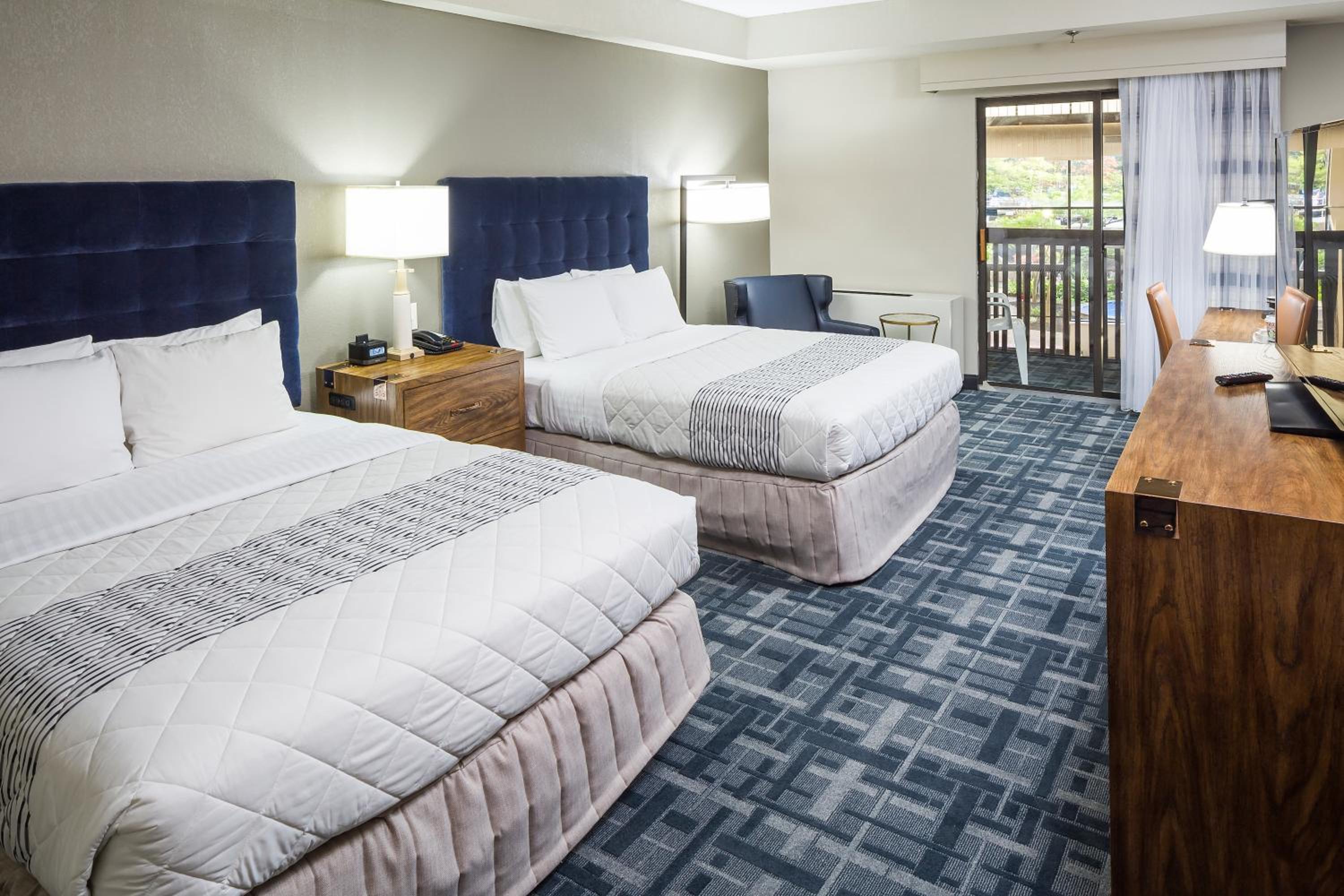 Standard  Room with Two Double Beds - Photo 6