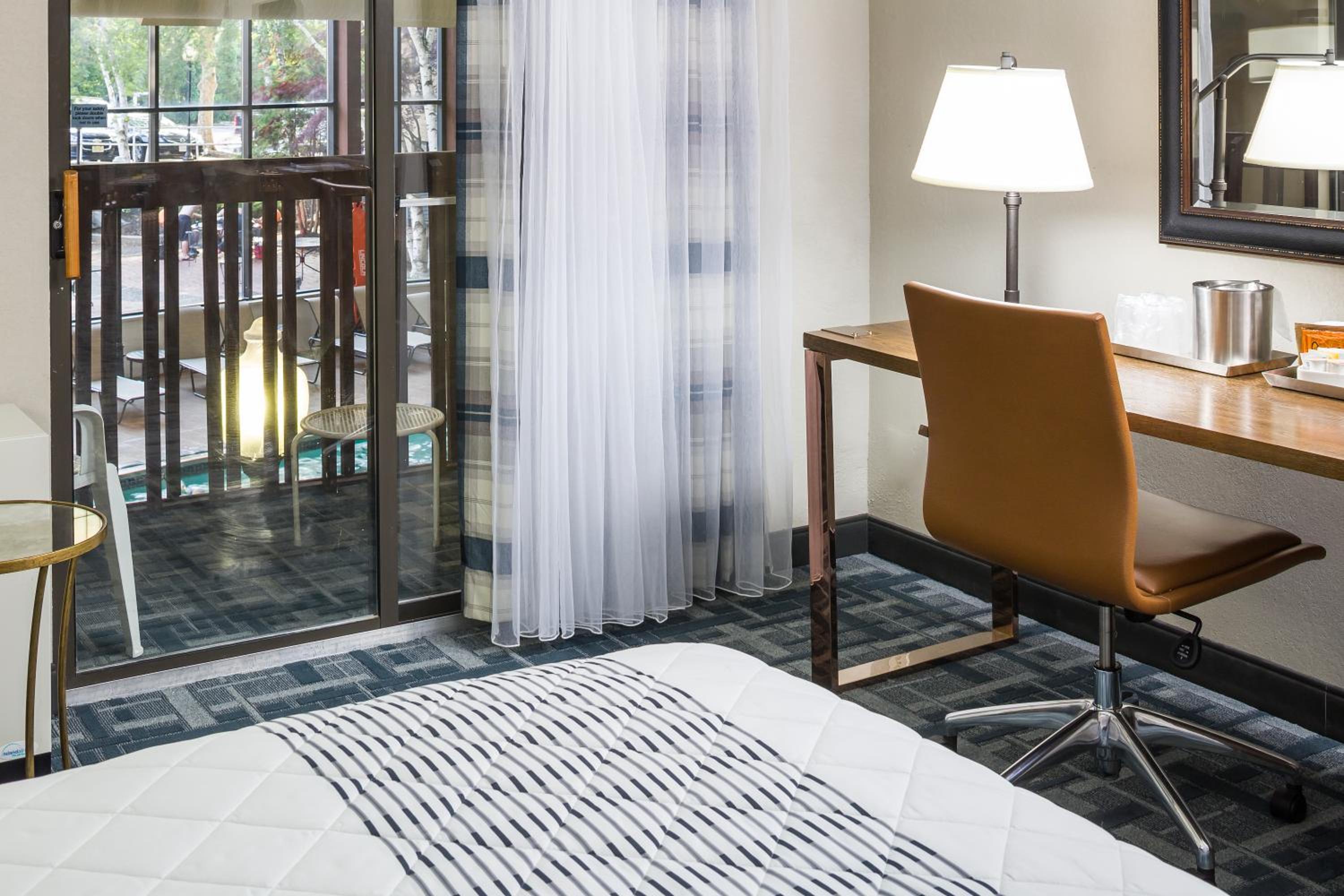 Standard  Room with Two Double Beds - Photo 4