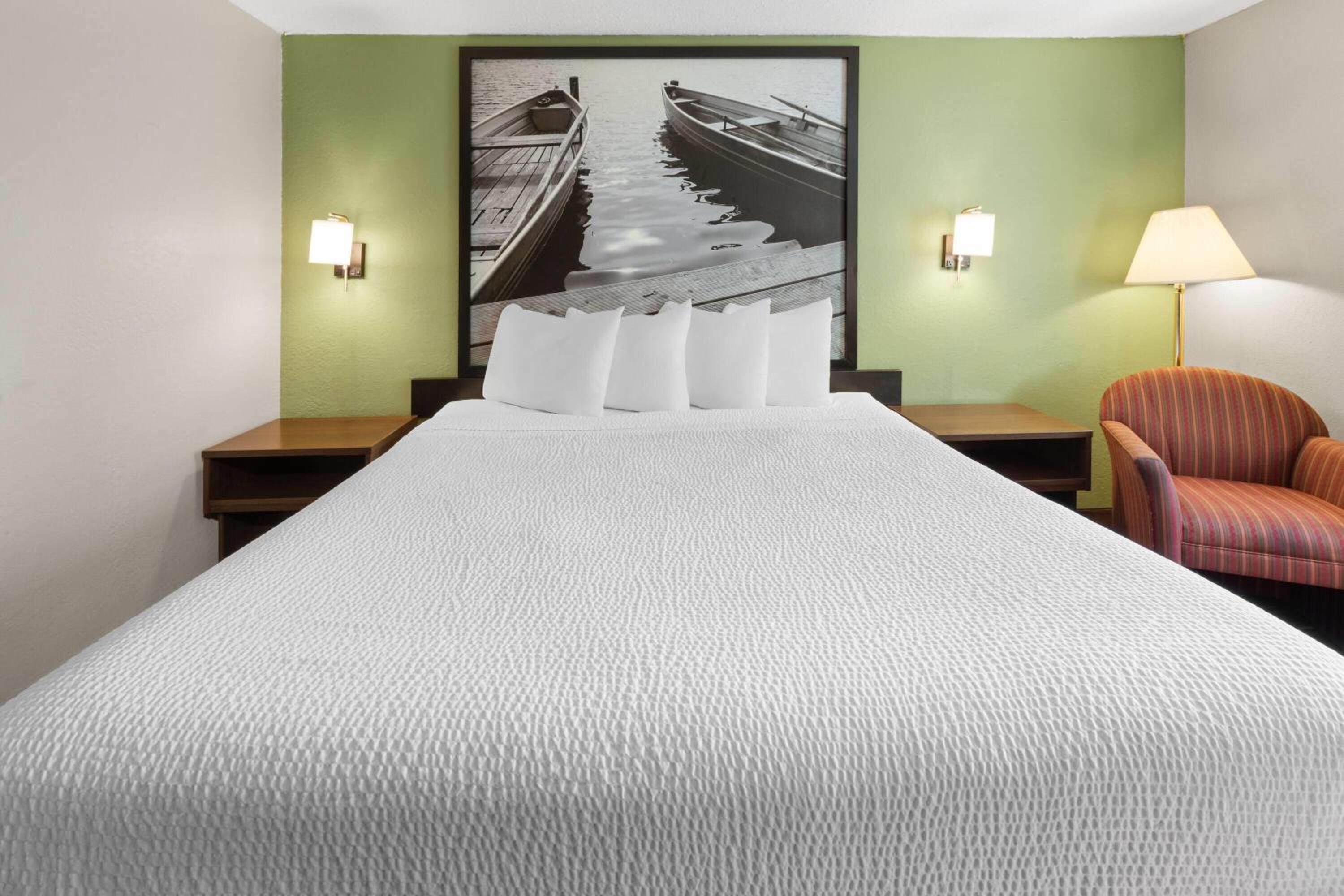 King Room - Pet Friendly/Non-Smoking - Photo 1