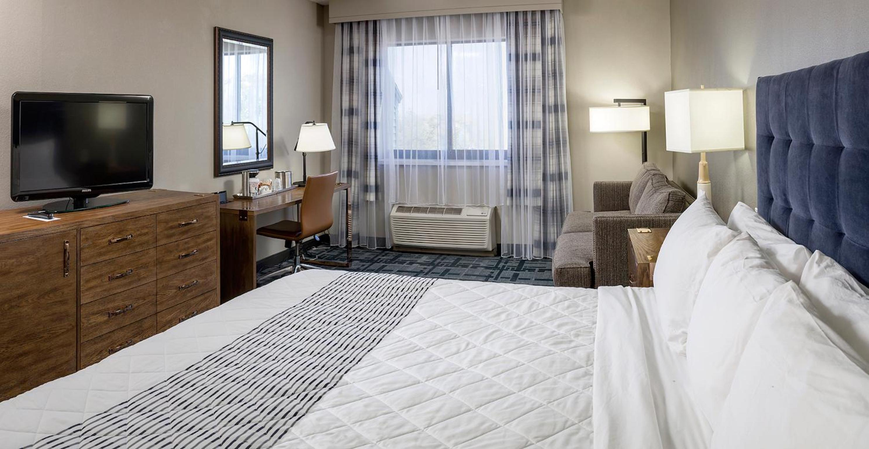 Standard Room with One King Bed - Photo 4