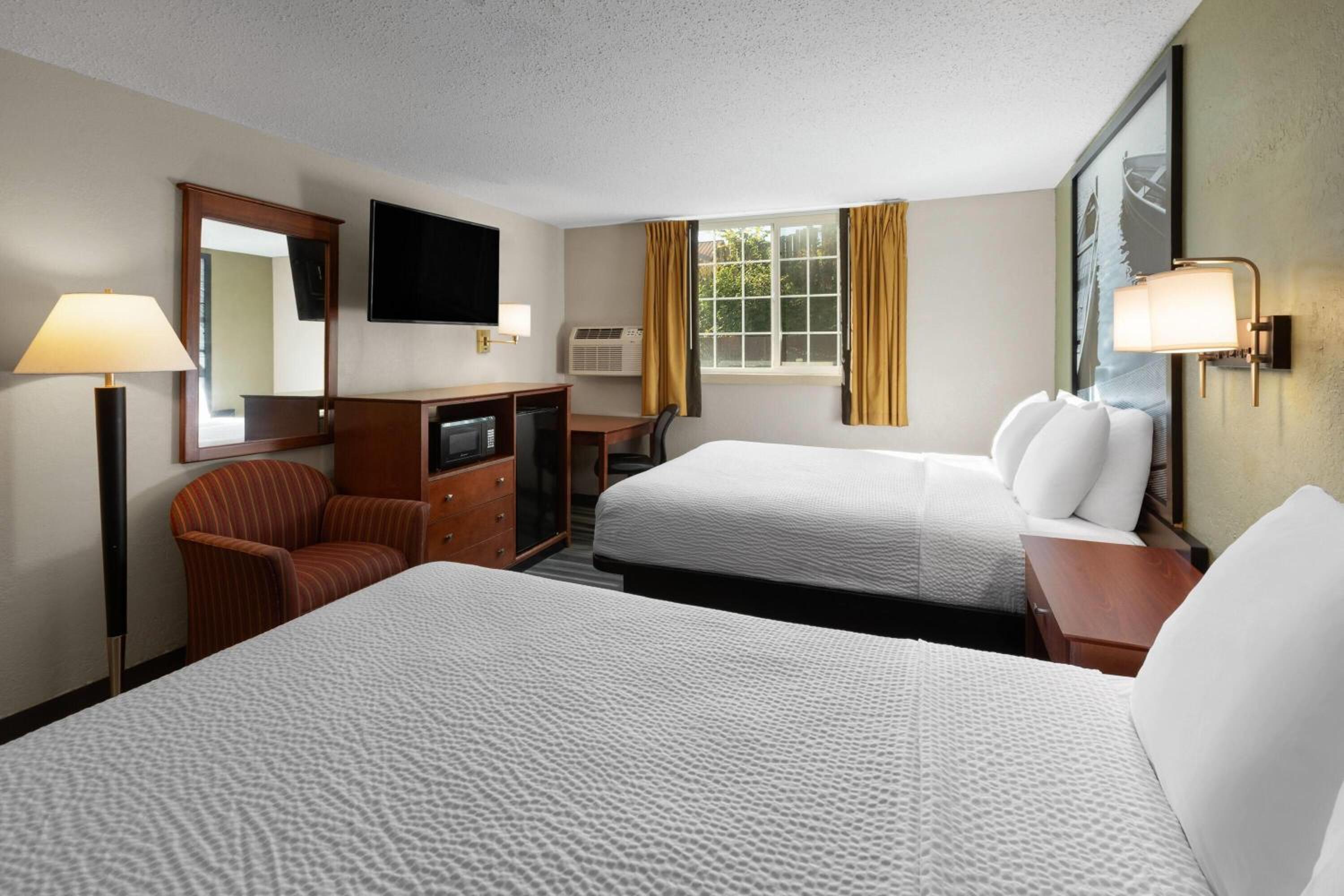 Queen Room with Two Queen Beds - Pet Friendly/Non-Smoking - Photo 2