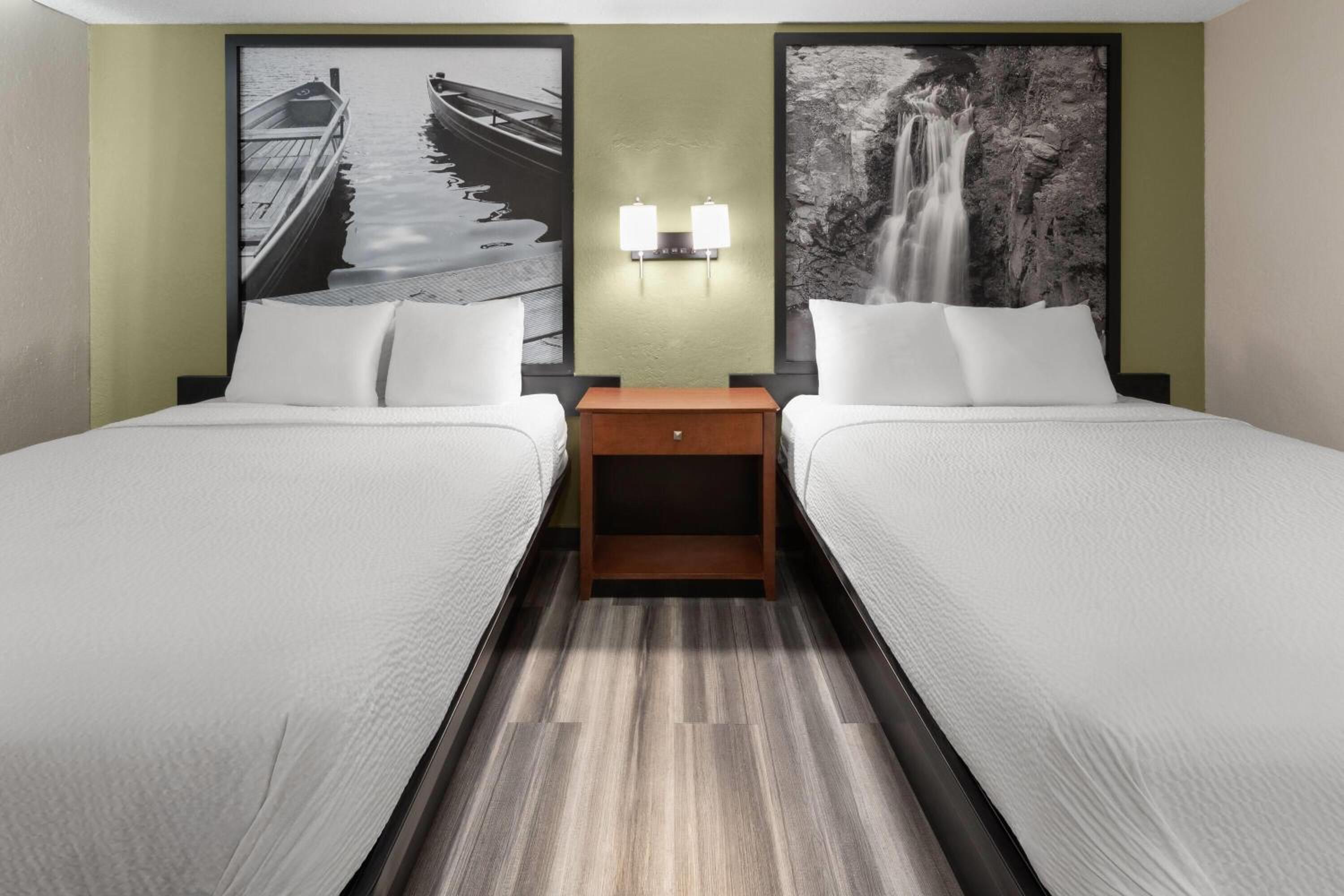 Queen Room with Two Queen Beds - Pet Friendly/Non-Smoking - Photo 3