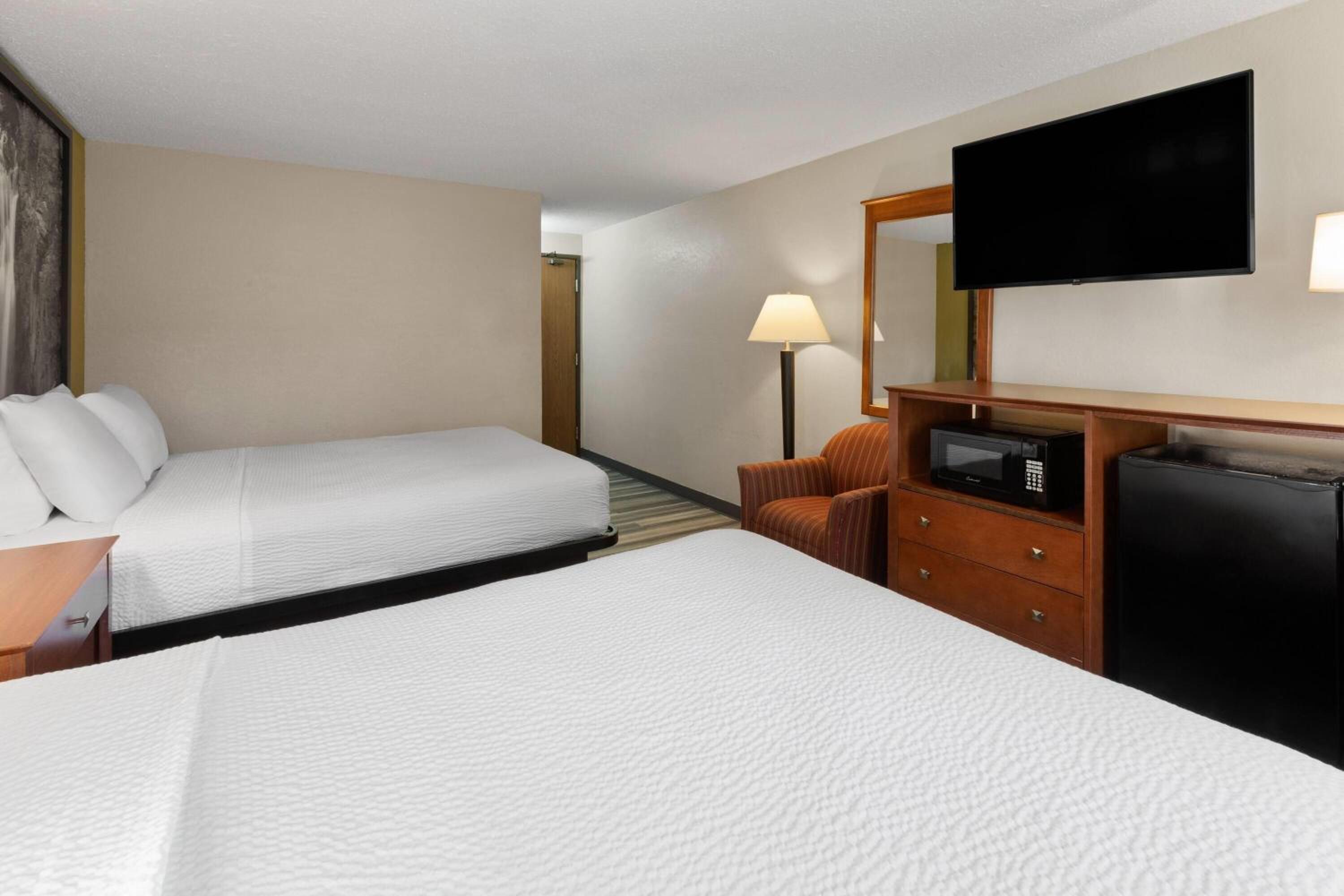 Queen Room with Two Queen Beds - Pet Friendly/Non-Smoking - Photo 4