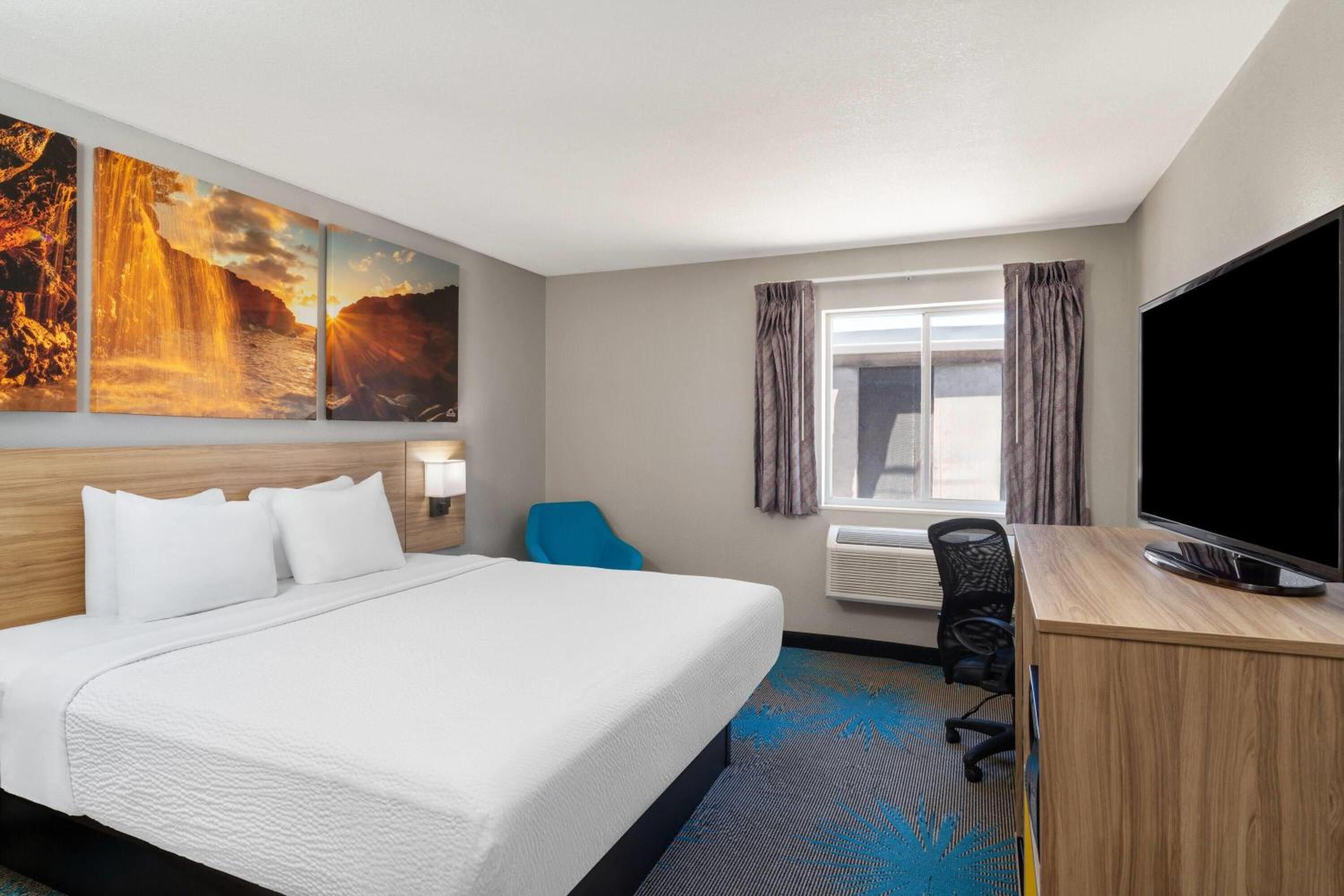 King Room - Non-Smoking - Photo 1