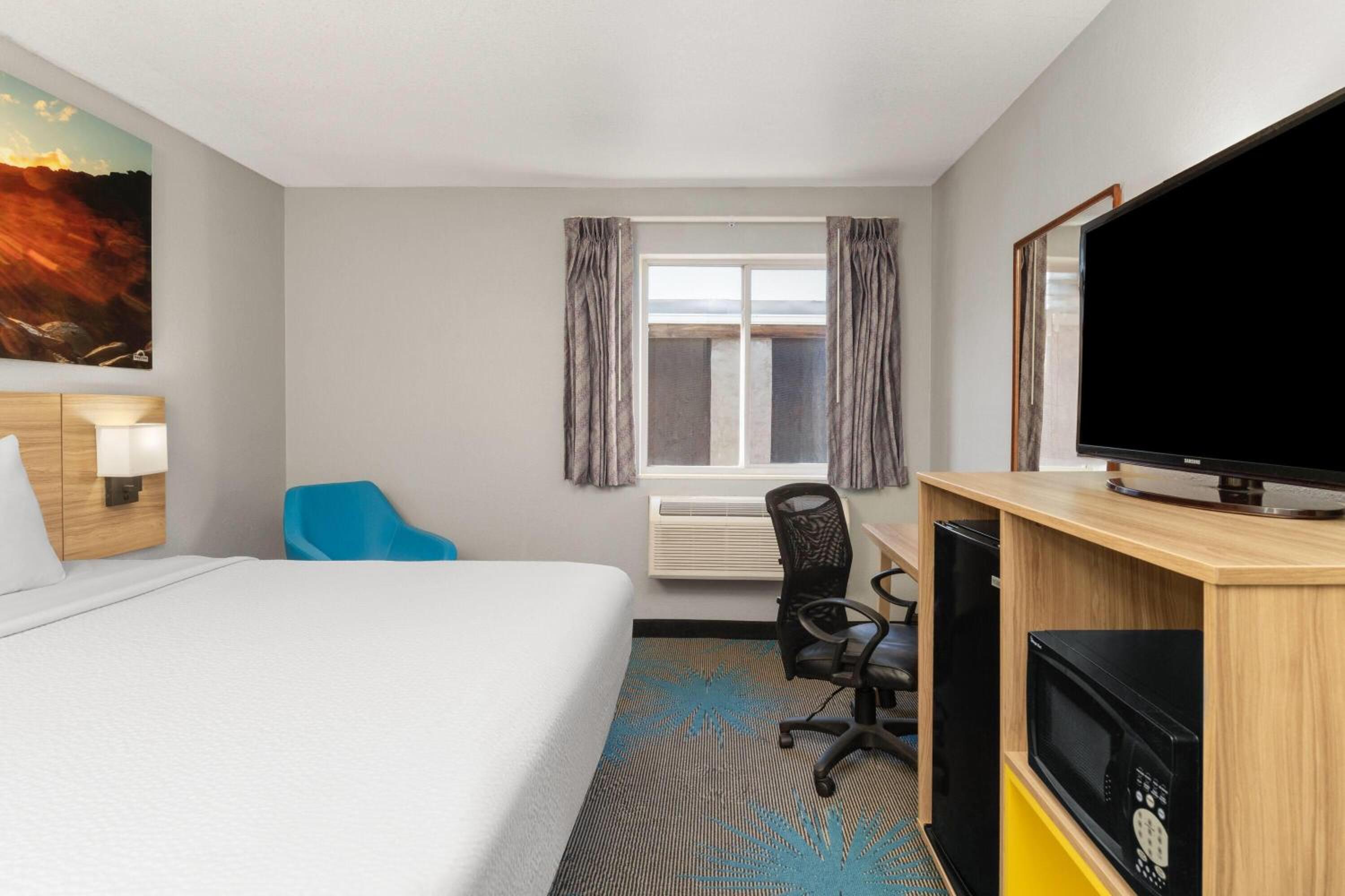 King Room - Non-Smoking - Photo 3