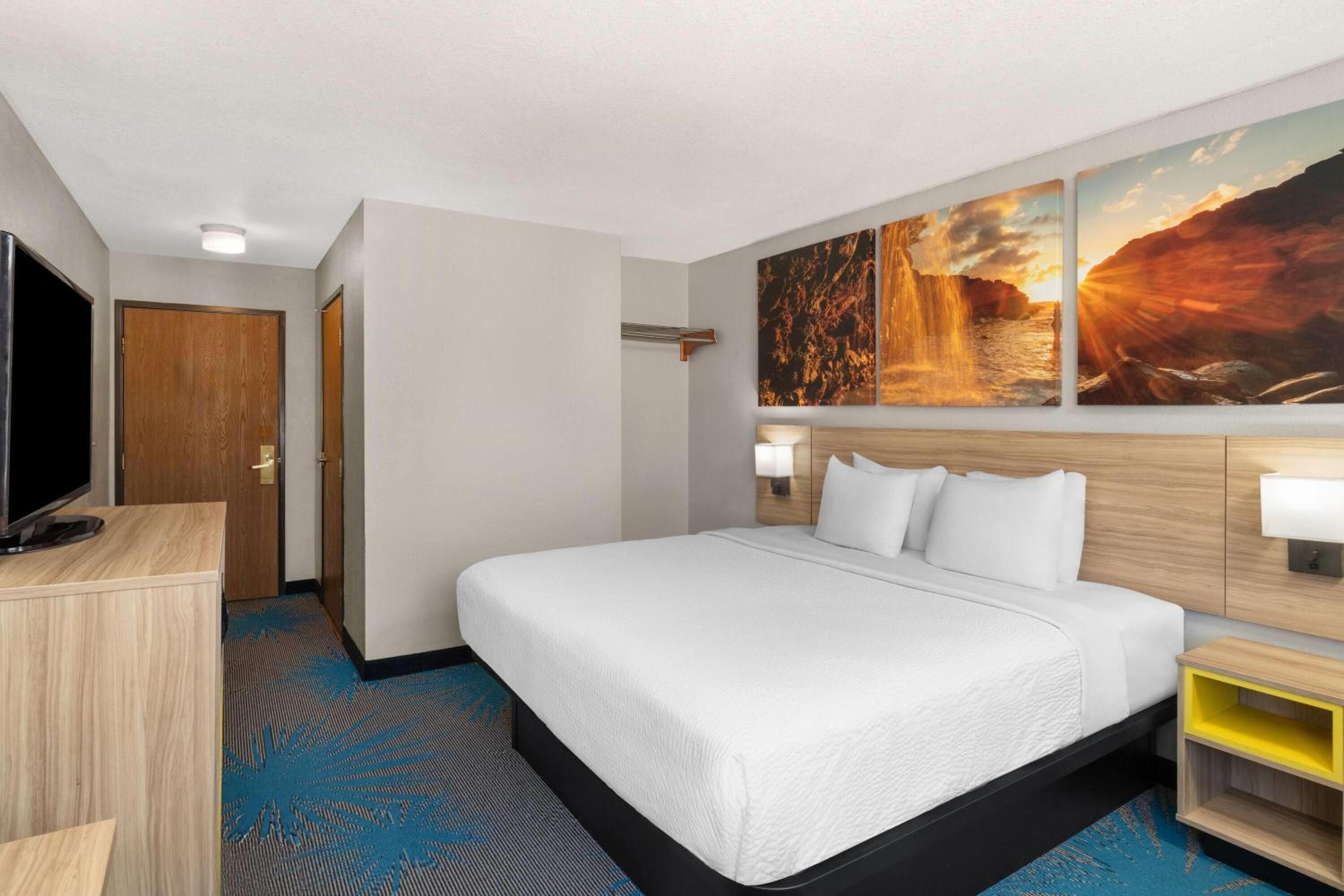 King Room - Non-Smoking - Photo 2