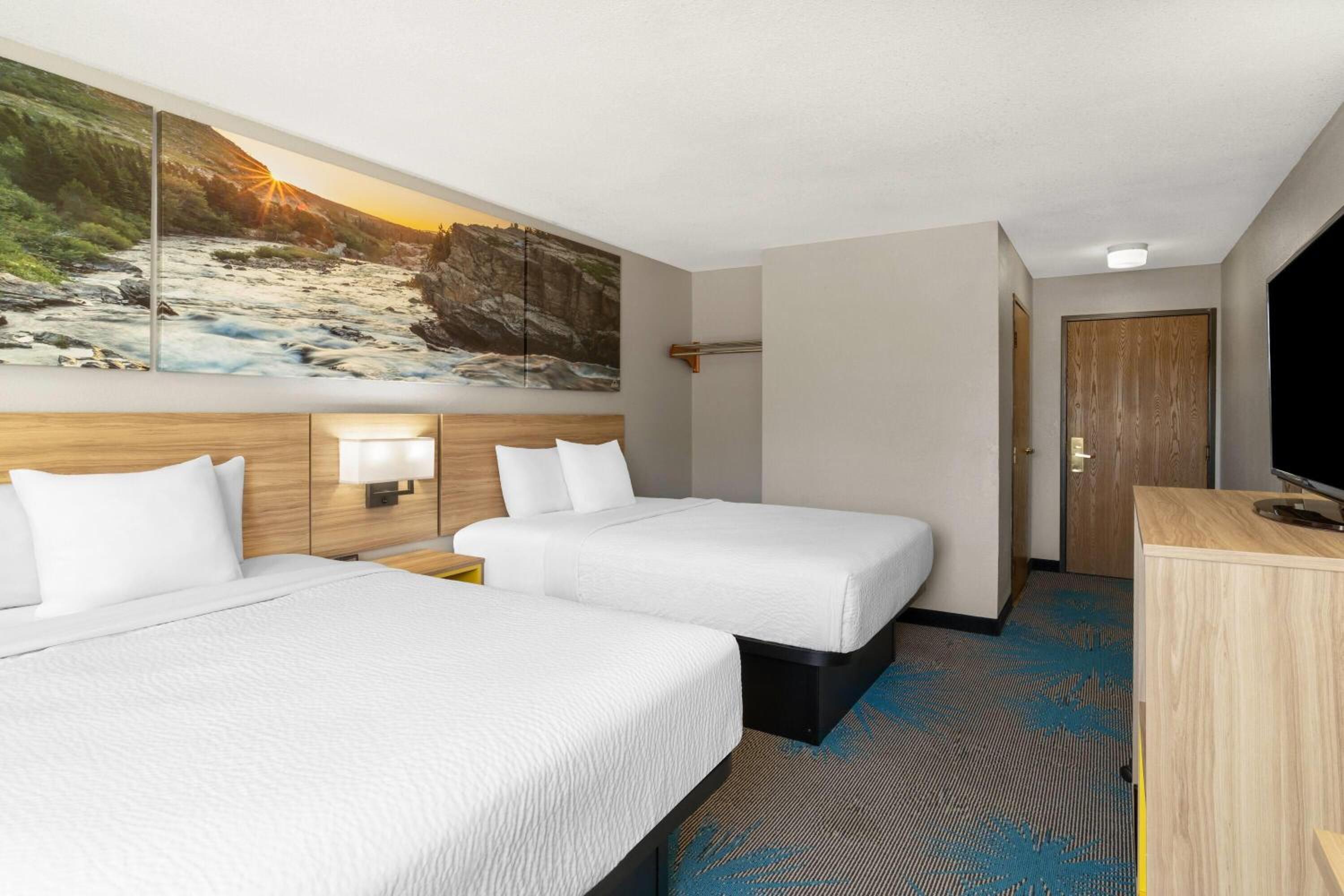 Queen Room with Two Queen Beds - Non-Smoking - Photo 4