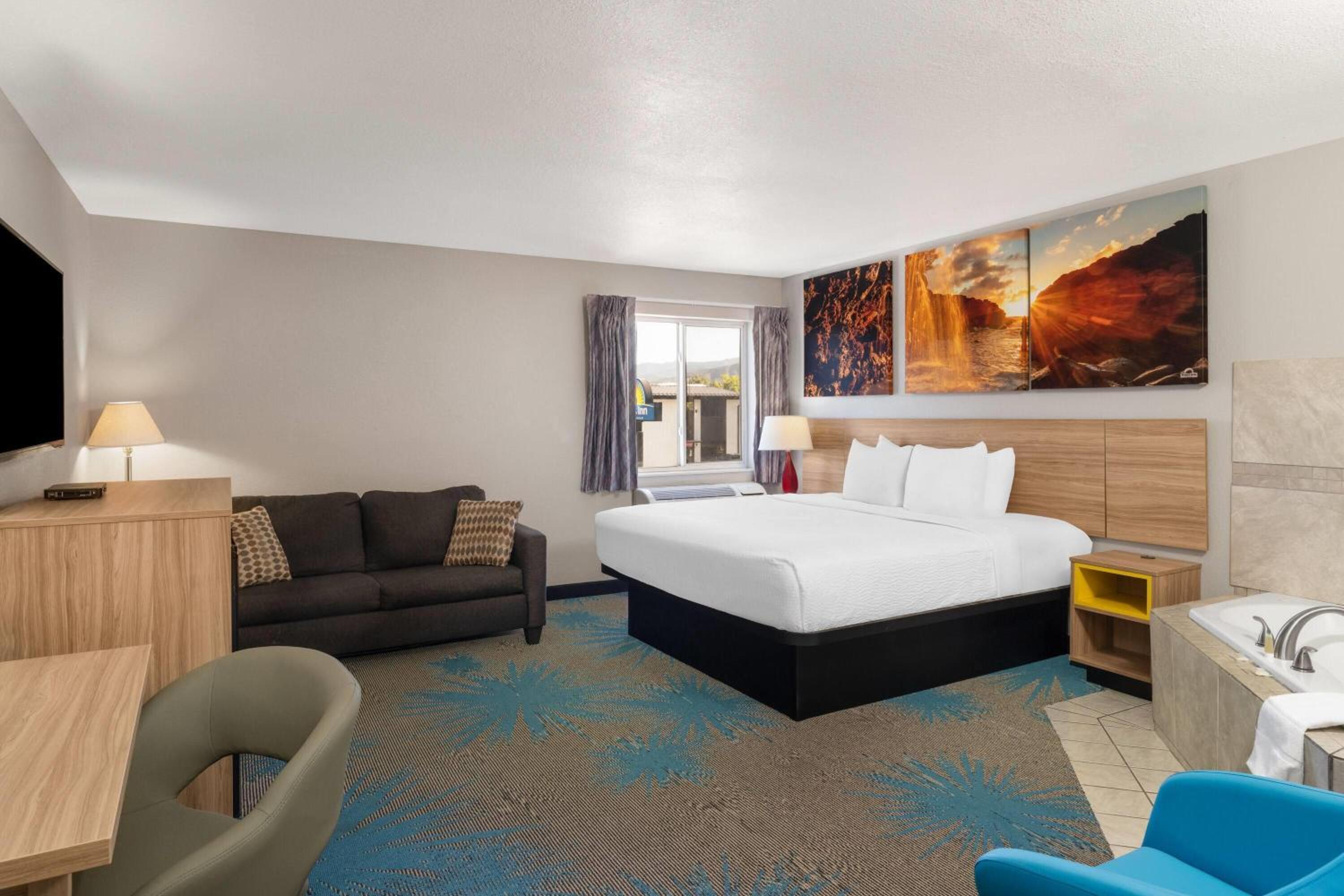 Junior King Suite - Non-Smoking - Photo 2