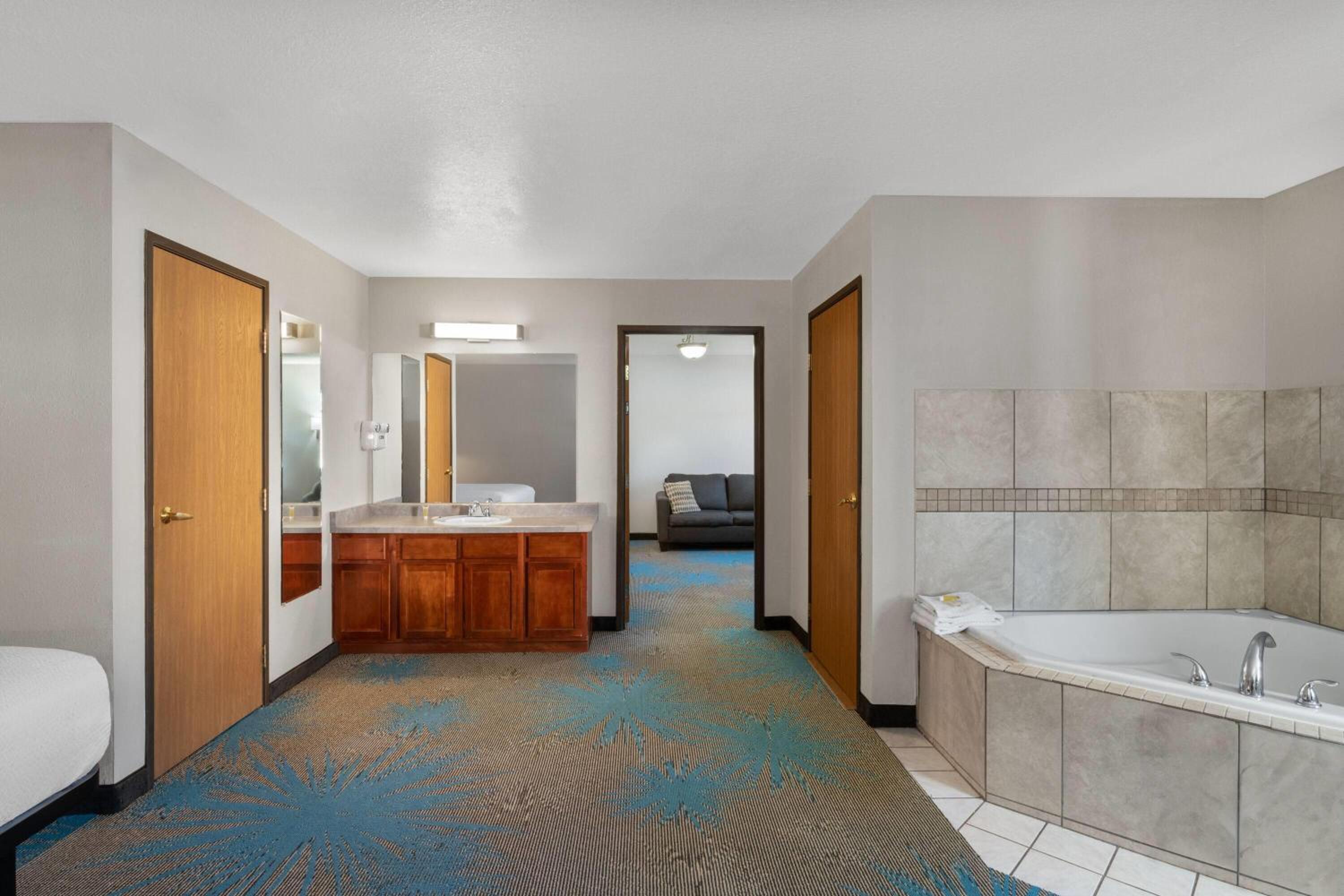 One-Bedroom King Suite - Non-Smoking - Photo 4