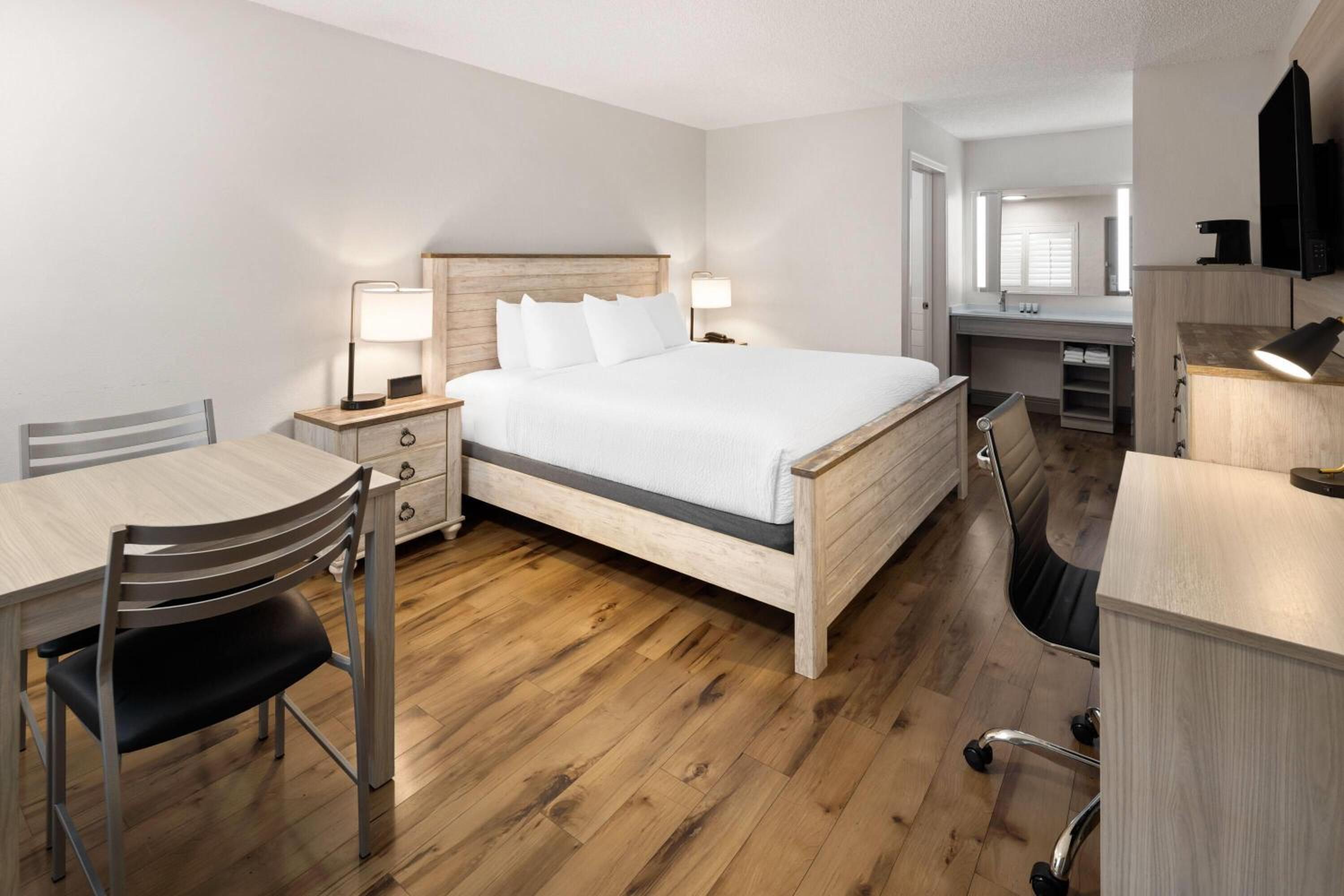 King Room with Mobility/Hearing Access and Roll-In Shower, Non-Smoking