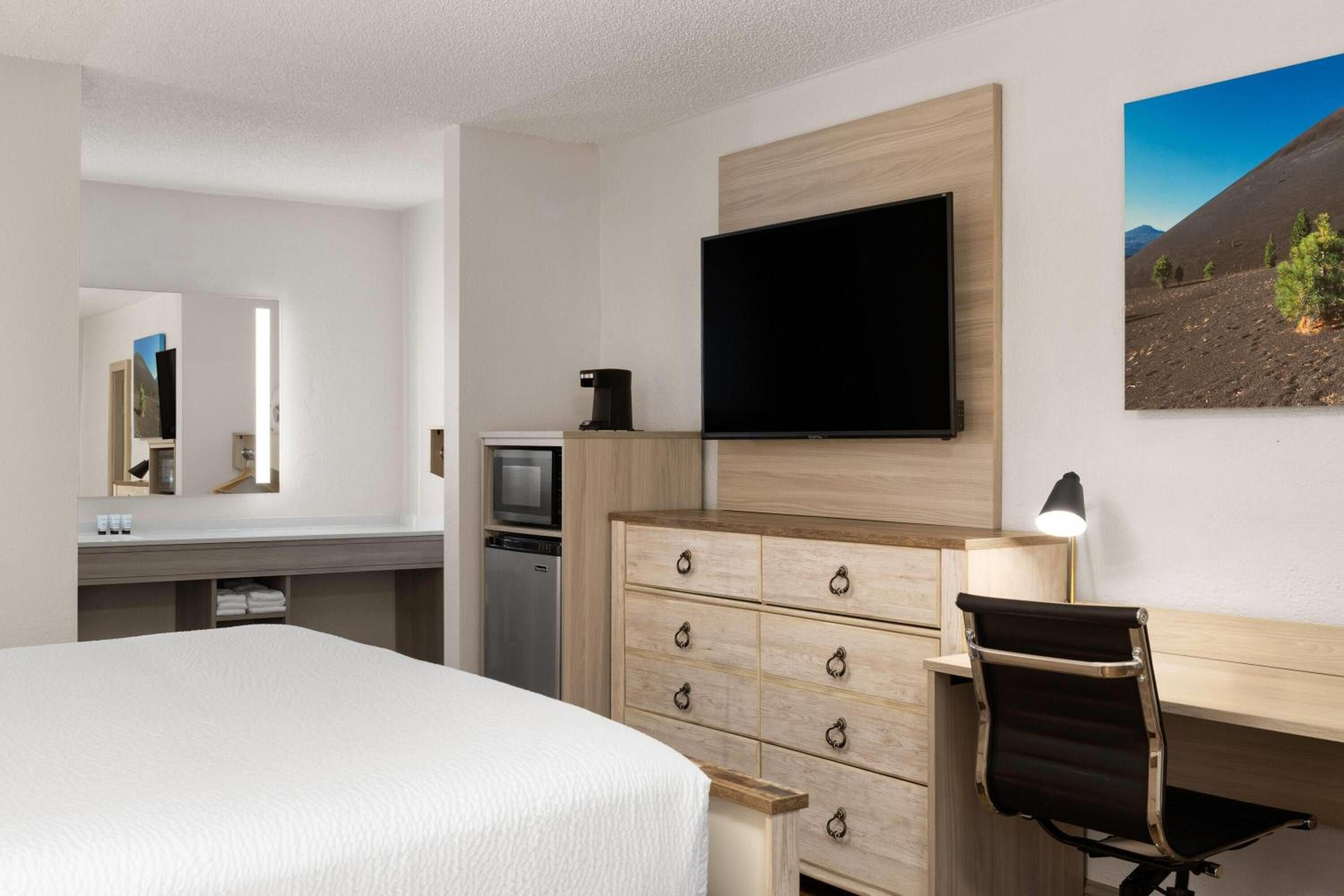 King Room with Mobility/Hearing Access and Roll-In Shower, Non-Smoking photo 2
