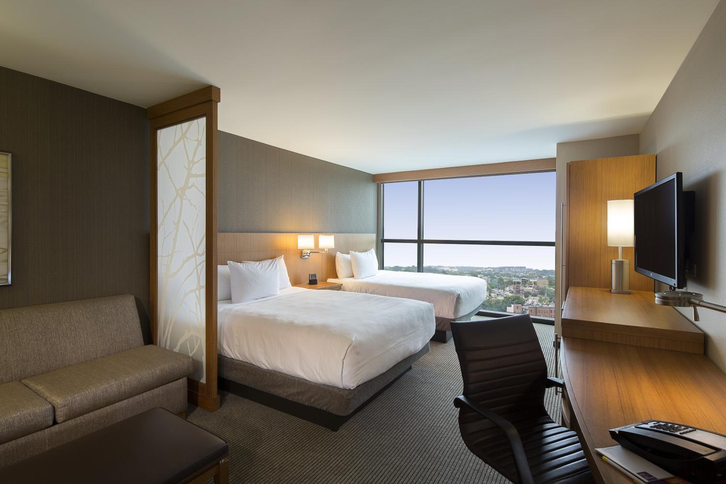 Queen Room with Two Queen Beds and Sofa Bed - High Floor photo 3