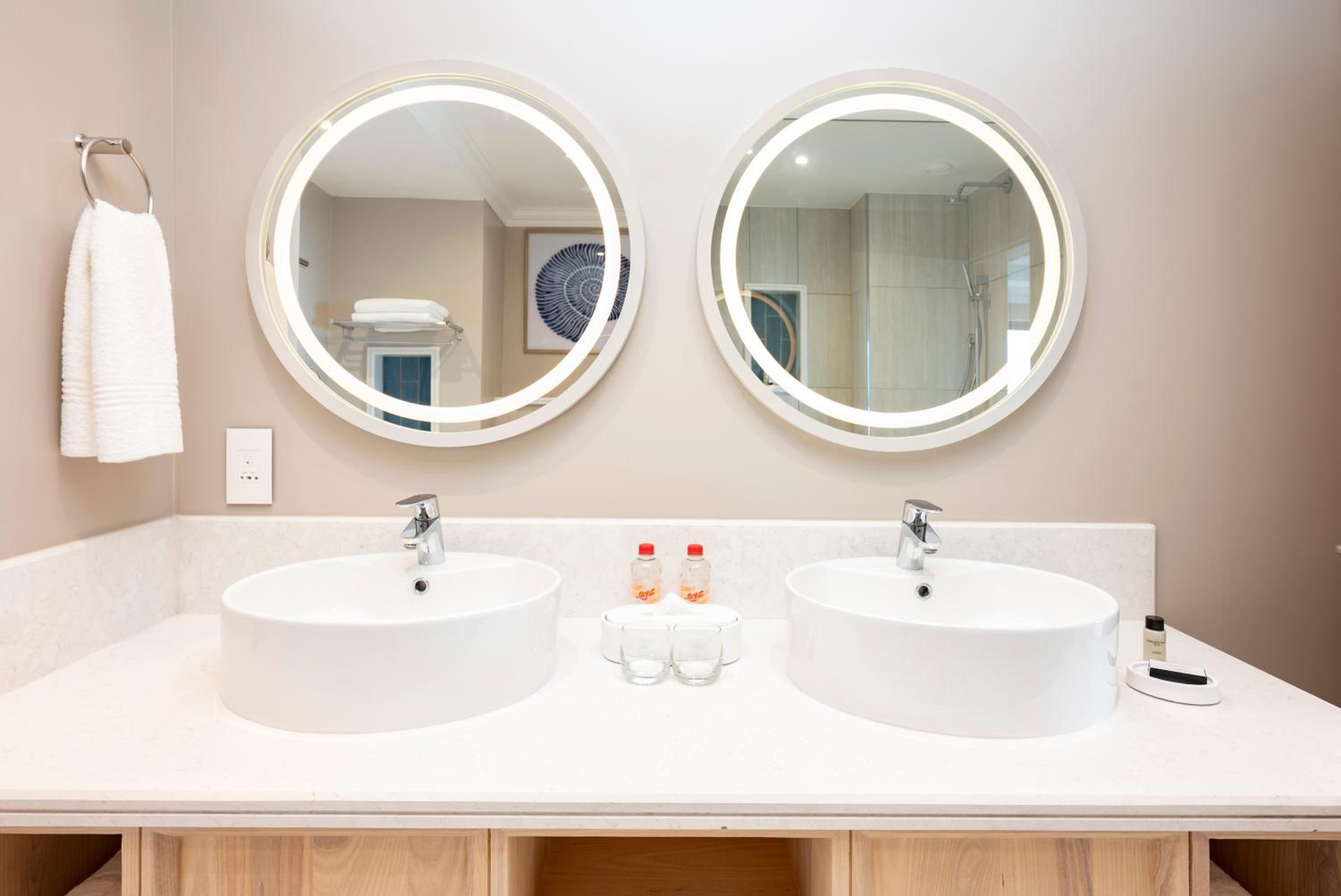 Suite - Photo 7