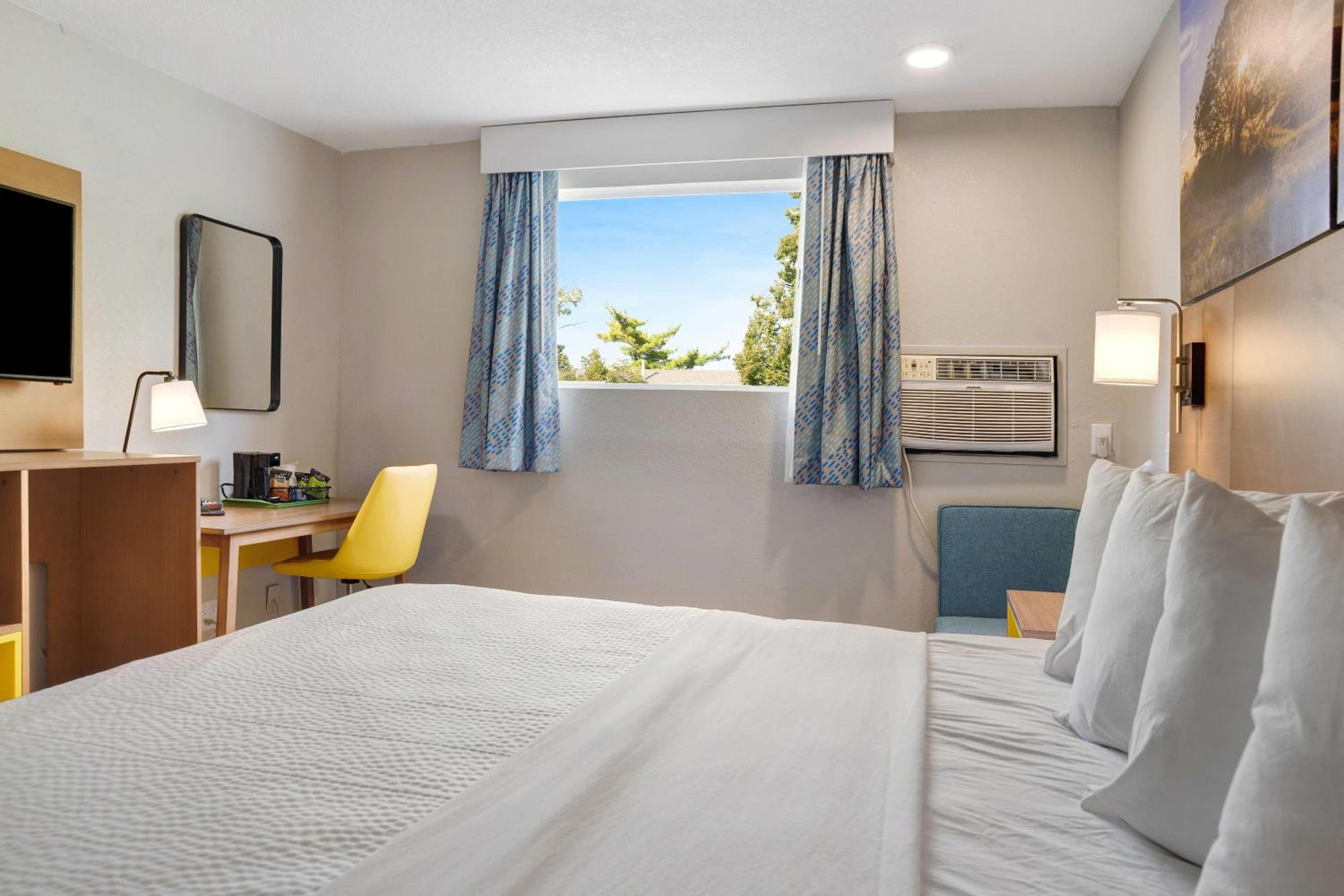 Deluxe King Room - Photo 1