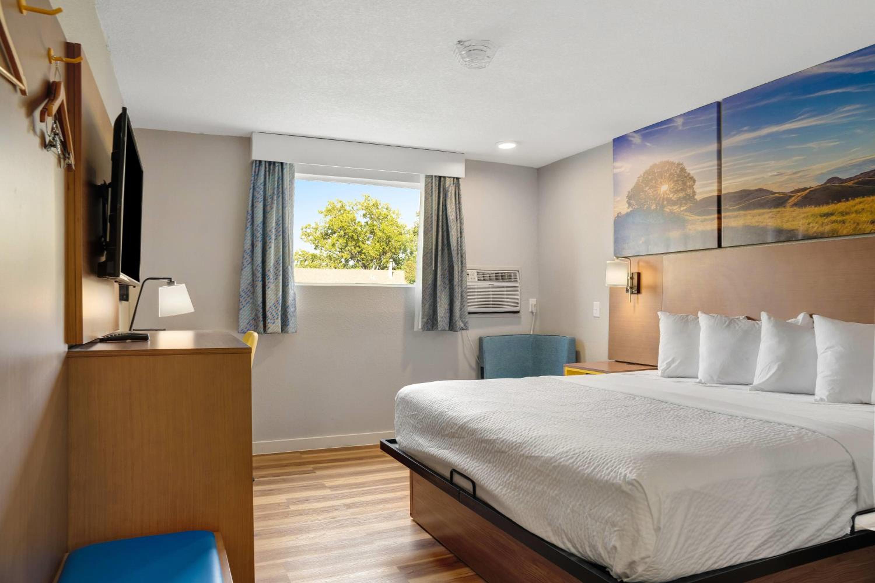 Deluxe King Room - Photo 2