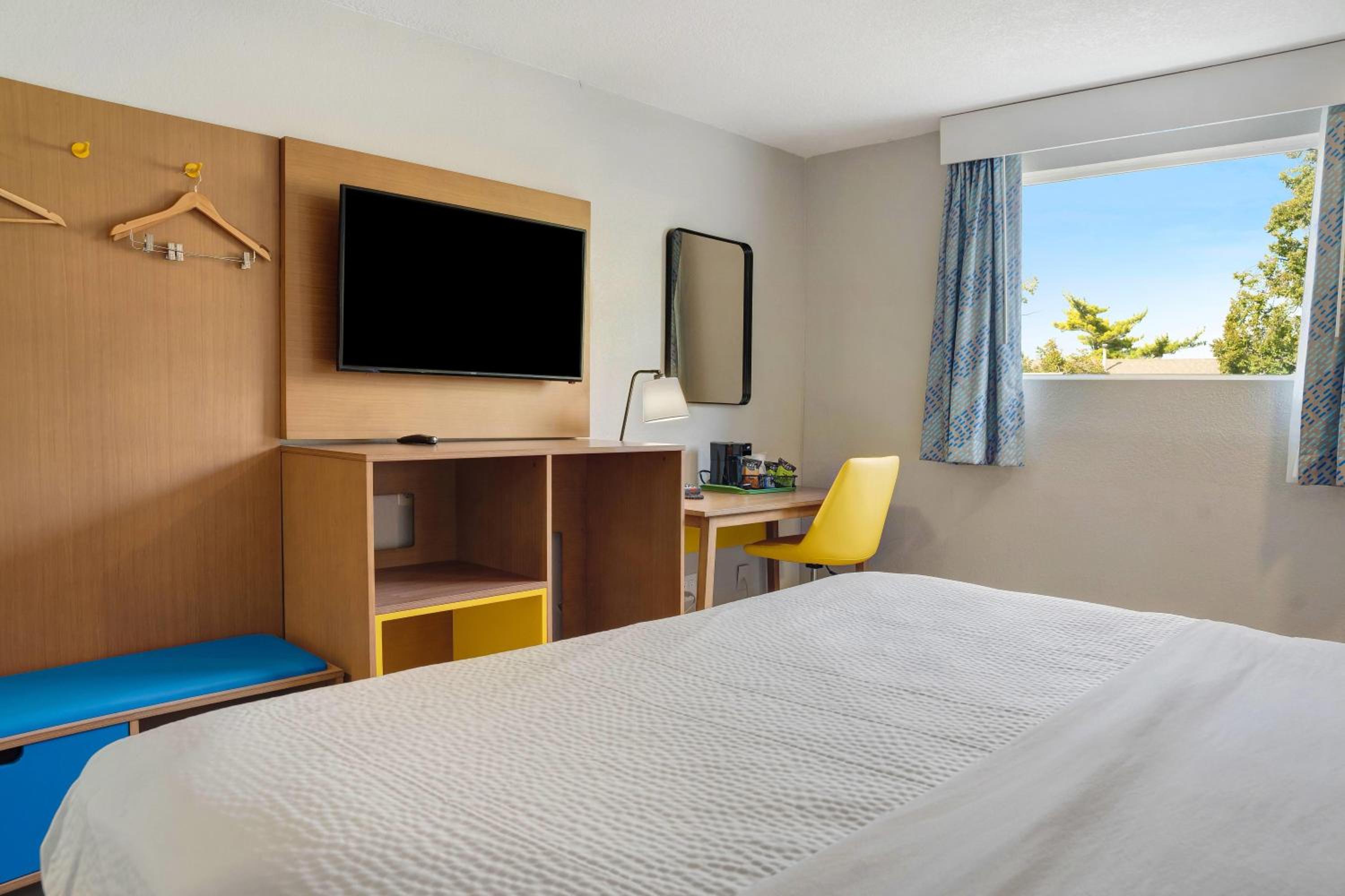 Deluxe King Room - Photo 4