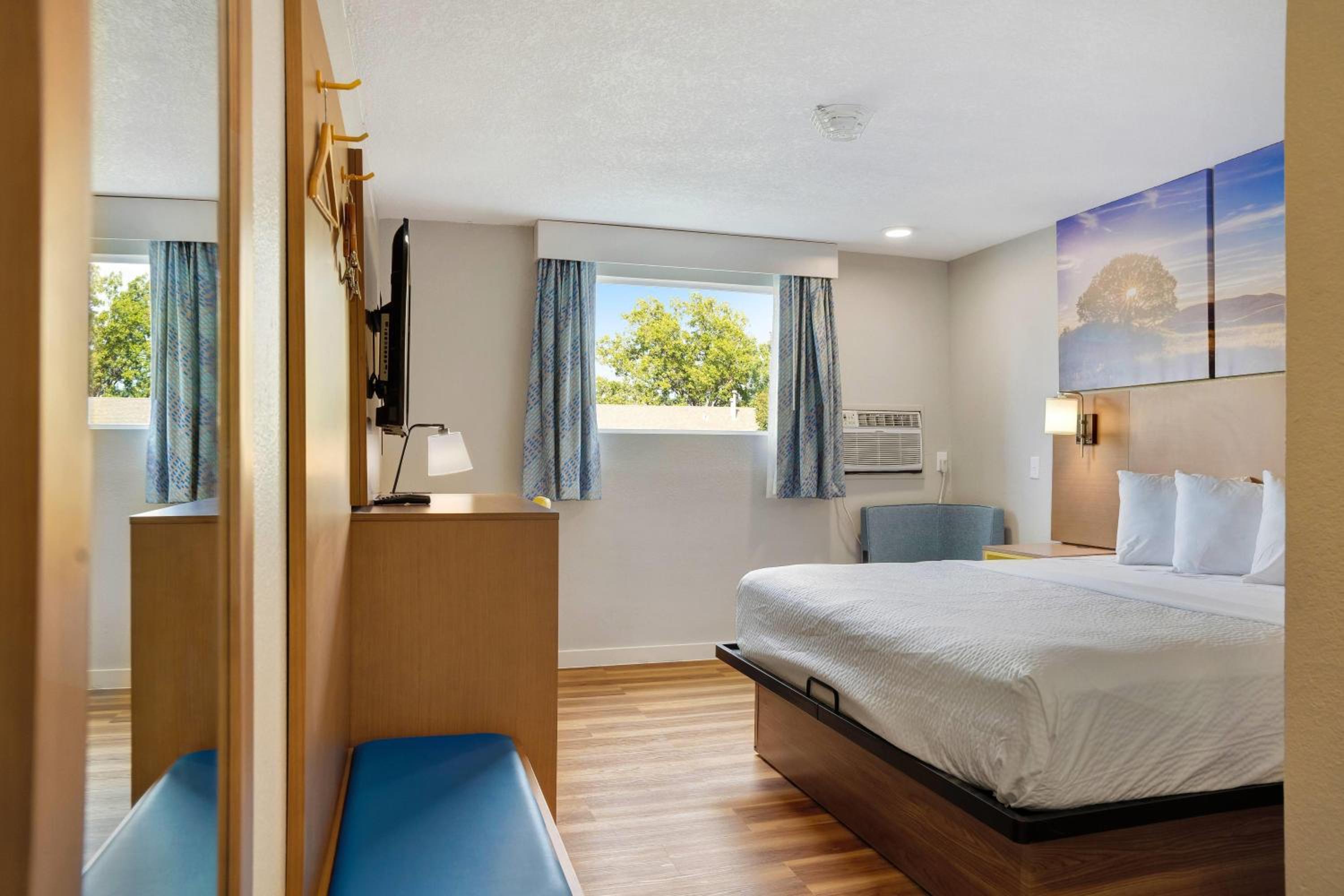 Deluxe King Room - Photo 6