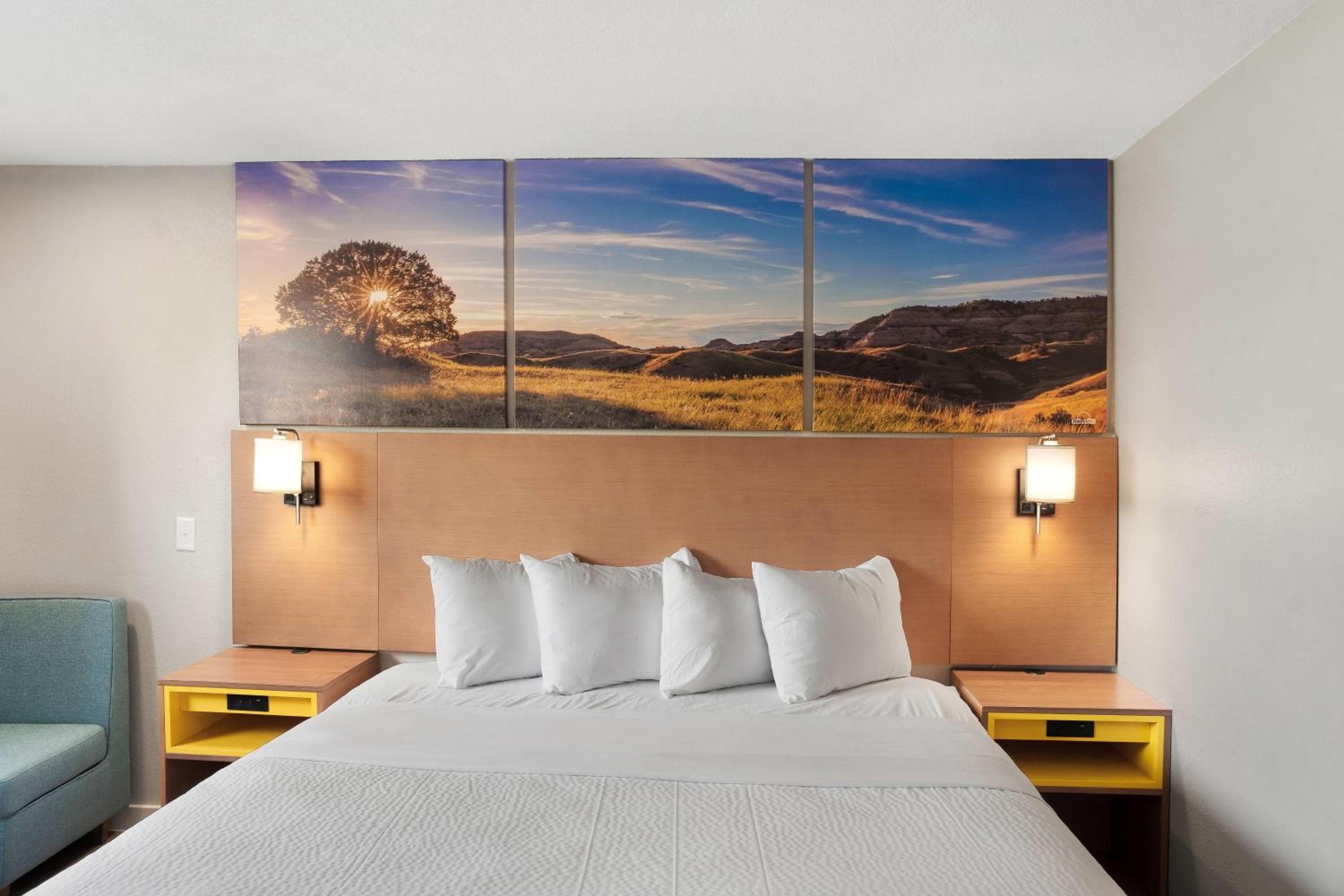 Deluxe King Room - Photo 8